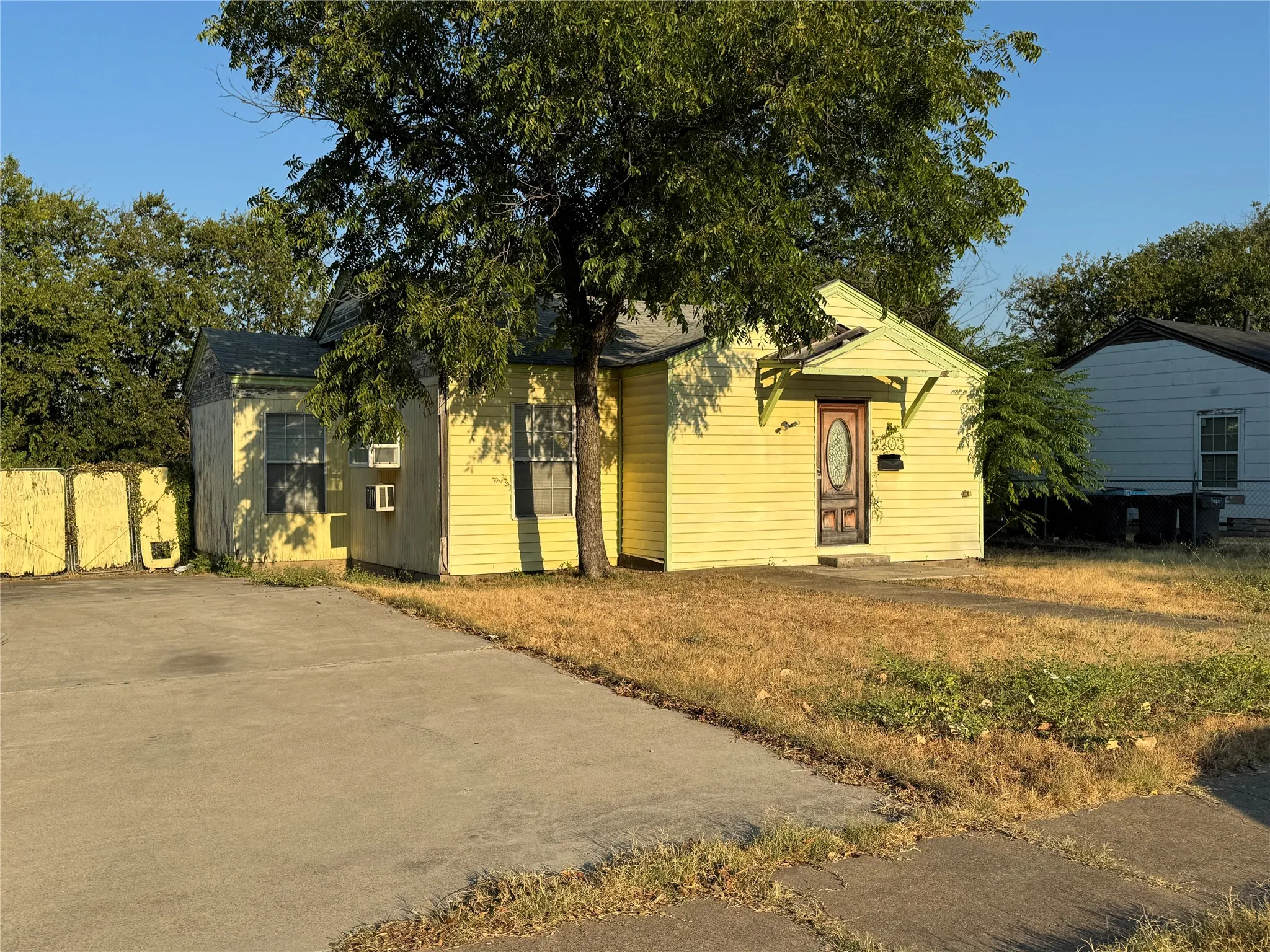 Single Family Residence For Sale in Tarrant County , 3203 Runnels Street, Fort Worth, Texas 76106, 2 Bedroom, 1 Bathroom, Garage spaces, 792 Sqft, built in 1946, mls#21372936, Real Estate Agent in Fort Worth, Homes For Sale in Tarrant county, Homes For Sale in Fort Worth, Realtor in Fort Worth Texas, Real Estate Brokerage Independent Realty Texas, Luminita Cordes Realtor