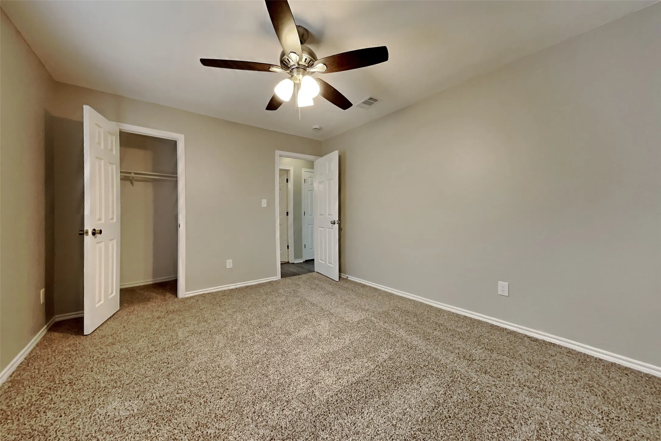 Single Family Residence For Rent in Tarrant County , 2128 Turf Club Drive, Arlington, Texas 76017, 3 Bedroom, 2 Bathroom, 2 Garage spaces, 1,526 Sqft, built in 1986, mls#21372952, Real Estate Agent in Arlington, Homes For Rent in Tarrant county, Homes For Rent in Arlington, Realtor in Arlington Texas, Real Estate Brokerage Independent Realty Texas, Luminita Cordes Realtor