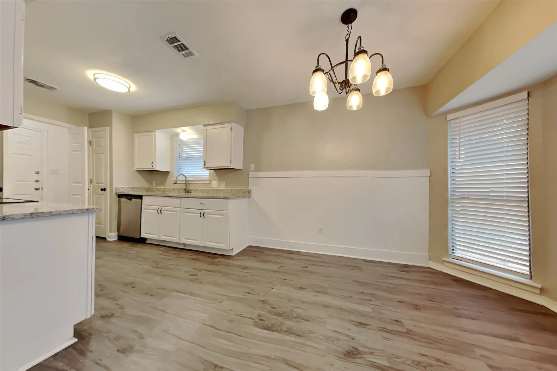 Single Family Residence For Rent in Tarrant County , 2128 Turf Club Drive, Arlington, Texas 76017, 3 Bedroom, 2 Bathroom, 2 Garage spaces, 1,526 Sqft, built in 1986, mls#21372952, Real Estate Agent in Arlington, Homes For Rent in Tarrant county, Homes For Rent in Arlington, Realtor in Arlington Texas, Real Estate Brokerage Independent Realty Texas, Luminita Cordes Realtor