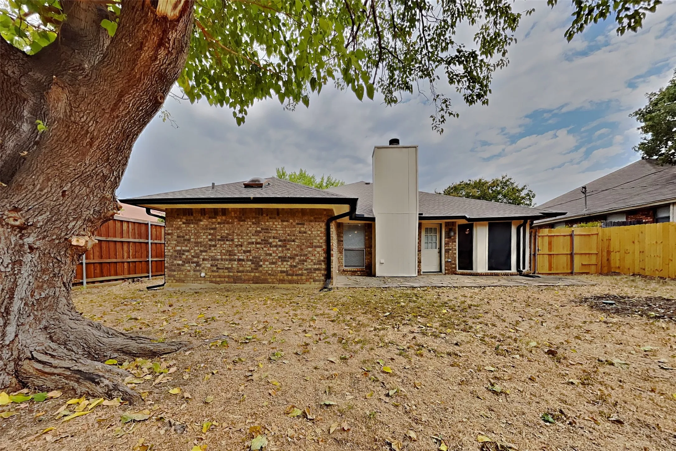 Single Family Residence For Rent in Tarrant County , 2128 Turf Club Drive, Arlington, Texas 76017, 3 Bedroom, 2 Bathroom, 2 Garage spaces, 1,526 Sqft, built in 1986, mls#21372952, Real Estate Agent in Arlington, Homes For Rent in Tarrant county, Homes For Rent in Arlington, Realtor in Arlington Texas, Real Estate Brokerage Independent Realty Texas, Luminita Cordes Realtor
