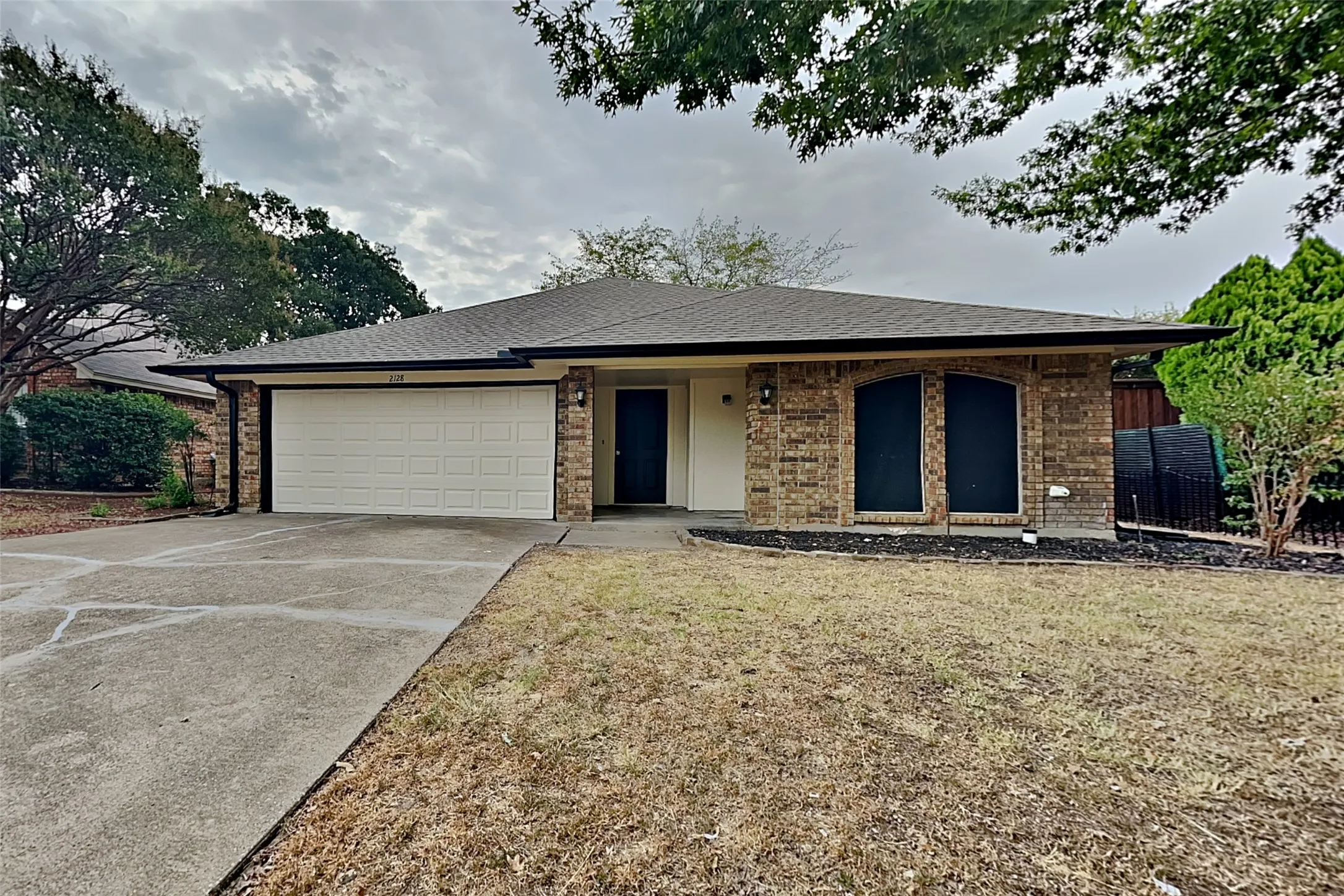 Single Family Residence For Rent in Tarrant County , 2128 Turf Club Drive, Arlington, Texas 76017, 3 Bedroom, 2 Bathroom, 2 Garage spaces, 1,526 Sqft, built in 1986, mls#21372952, Real Estate Agent in Arlington, Homes For Rent in Tarrant county, Homes For Rent in Arlington, Realtor in Arlington Texas, Real Estate Brokerage Independent Realty Texas, Luminita Cordes Realtor