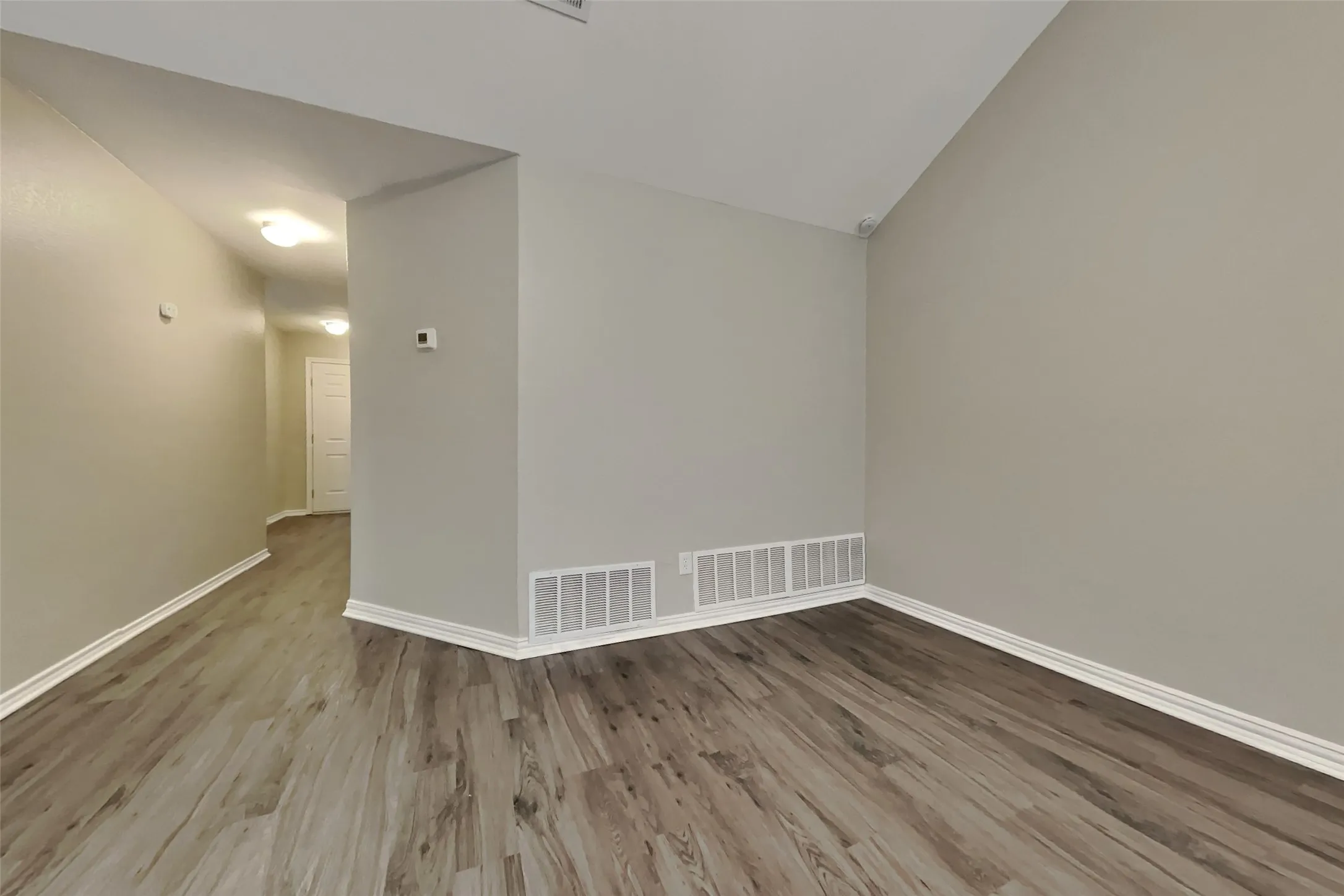 Single Family Residence For Rent in Tarrant County , 2128 Turf Club Drive, Arlington, Texas 76017, 3 Bedroom, 2 Bathroom, 2 Garage spaces, 1,526 Sqft, built in 1986, mls#21372952, Real Estate Agent in Arlington, Homes For Rent in Tarrant county, Homes For Rent in Arlington, Realtor in Arlington Texas, Real Estate Brokerage Independent Realty Texas, Luminita Cordes Realtor