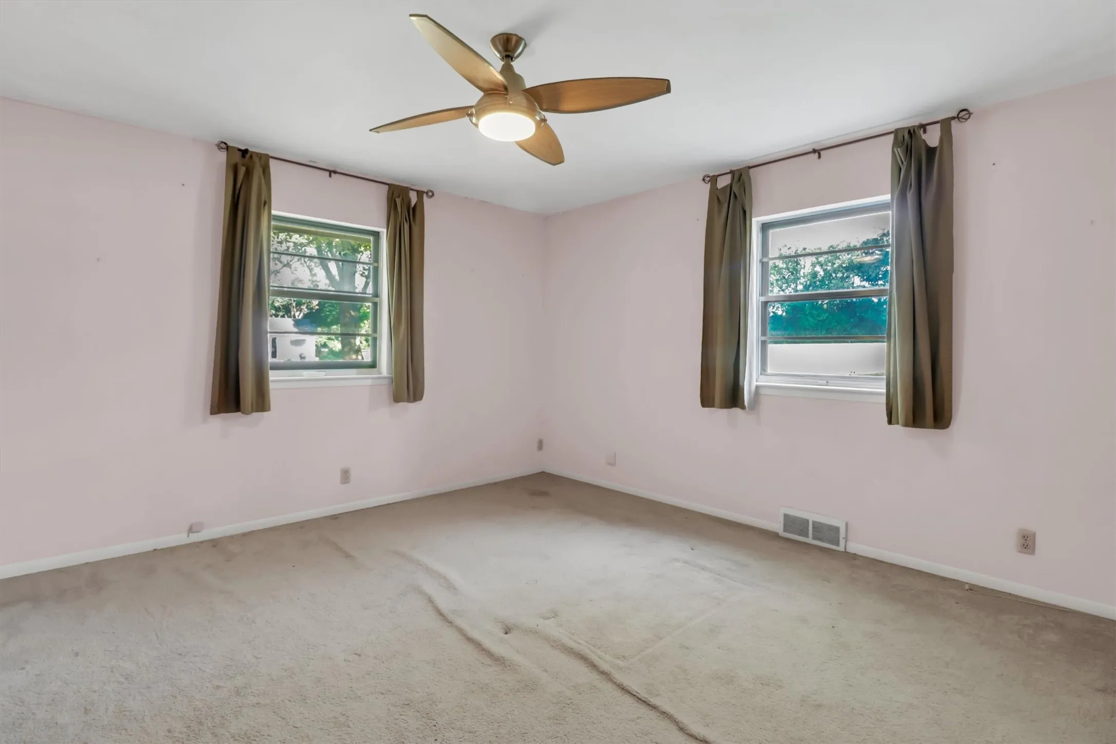 Ceiling fan with integrated lighting