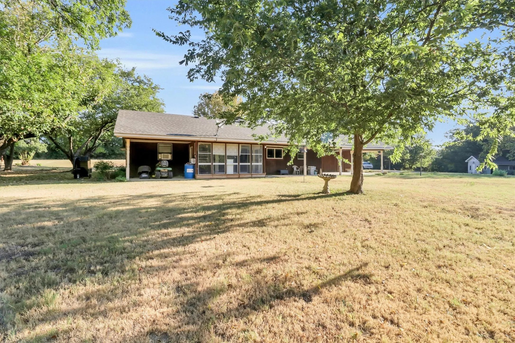 Single Family Residence For Sale in Ellis County , 2162 Old Waxahachie Road, Ennis, Texas 75119, 3 Bedroom, 2 Bathroom, Garage spaces, 1,984 Sqft, built in 1969, mls#21372913, Real Estate Agent in Ennis, Homes For Sale in Ellis county, Homes For Sale in Ennis, Realtor in Ennis Texas, Real Estate Brokerage Independent Realty Texas, Luminita Cordes Realtor