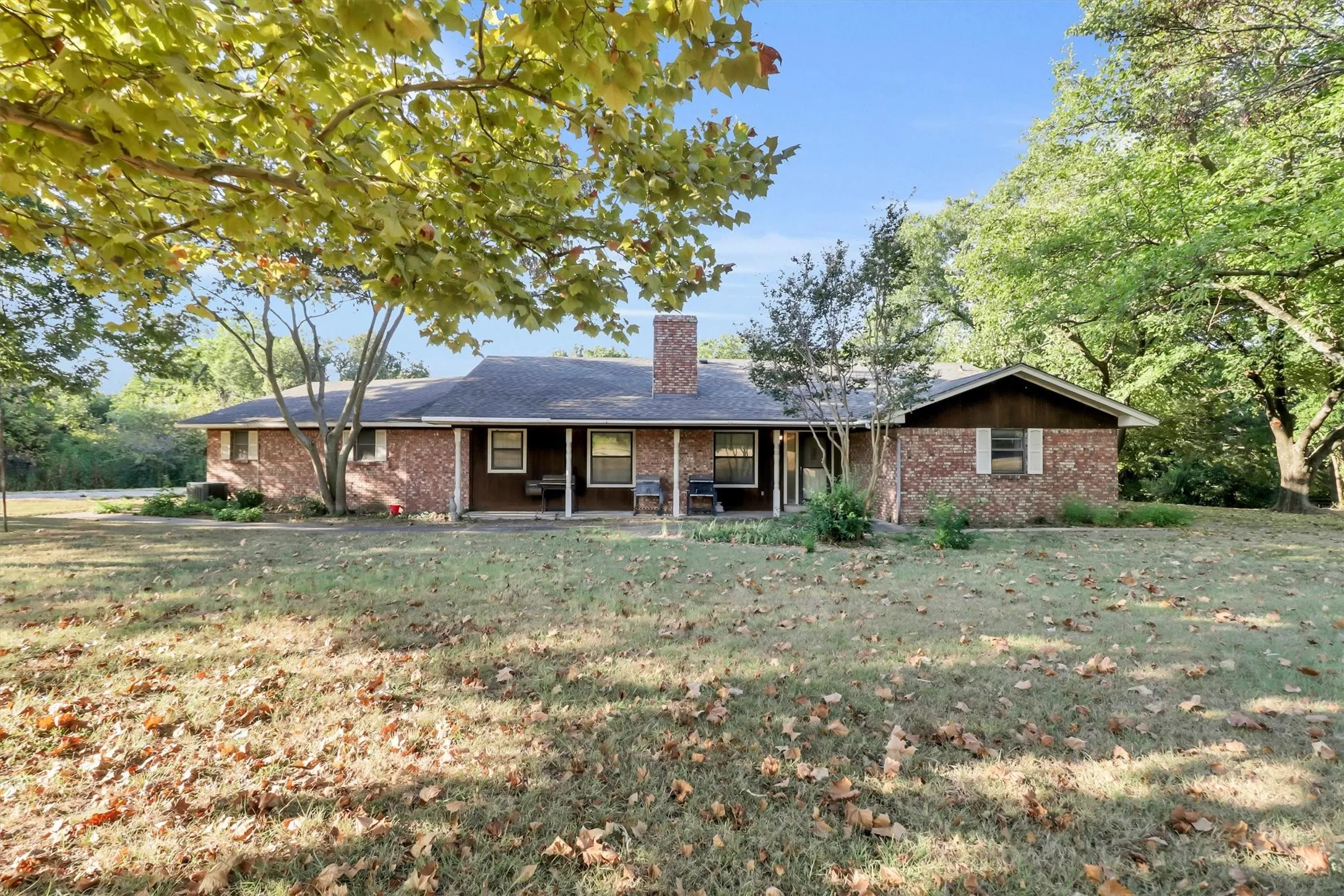 Single Family Residence For Sale in Ellis County , 2162 Old Waxahachie Road, Ennis, Texas 75119, 3 Bedroom, 2 Bathroom, Garage spaces, 1,984 Sqft, built in 1969, mls#21372913, Real Estate Agent in Ennis, Homes For Sale in Ellis county, Homes For Sale in Ennis, Realtor in Ennis Texas, Real Estate Brokerage Independent Realty Texas, Luminita Cordes Realtor