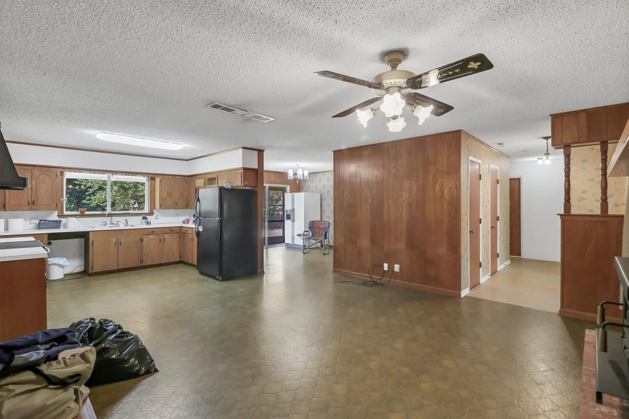 Single Family Residence For Sale in Ellis County , 2162 Old Waxahachie Road, Ennis, Texas 75119, 3 Bedroom, 2 Bathroom, Garage spaces, 1,984 Sqft, built in 1969, mls#21372913, Real Estate Agent in Ennis, Homes For Sale in Ellis county, Homes For Sale in Ennis, Realtor in Ennis Texas, Real Estate Brokerage Independent Realty Texas, Luminita Cordes Realtor