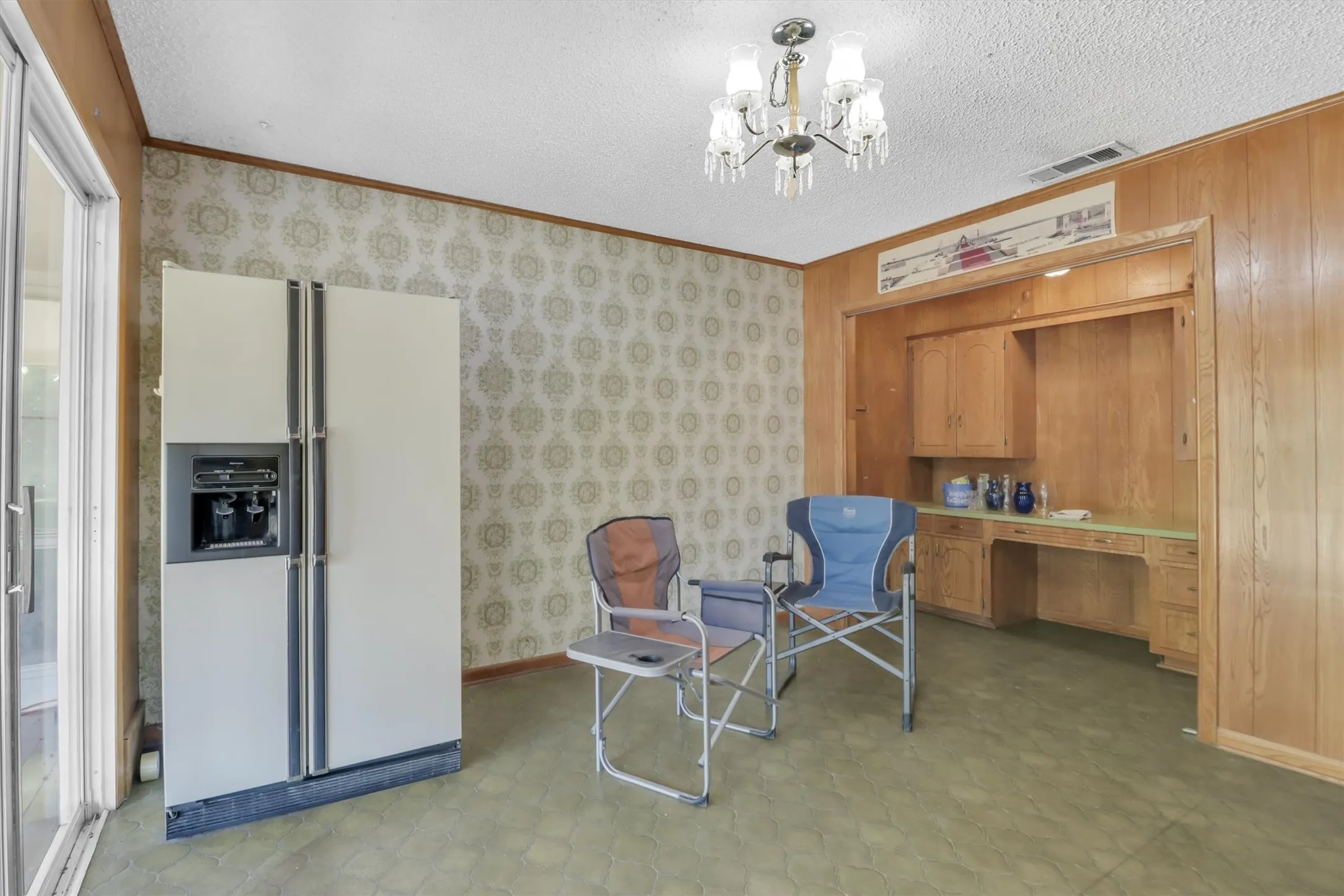 Single Family Residence For Sale in Ellis County , 2162 Old Waxahachie Road, Ennis, Texas 75119, 3 Bedroom, 2 Bathroom, Garage spaces, 1,984 Sqft, built in 1969, mls#21372913, Real Estate Agent in Ennis, Homes For Sale in Ellis county, Homes For Sale in Ennis, Realtor in Ennis Texas, Real Estate Brokerage Independent Realty Texas, Luminita Cordes Realtor