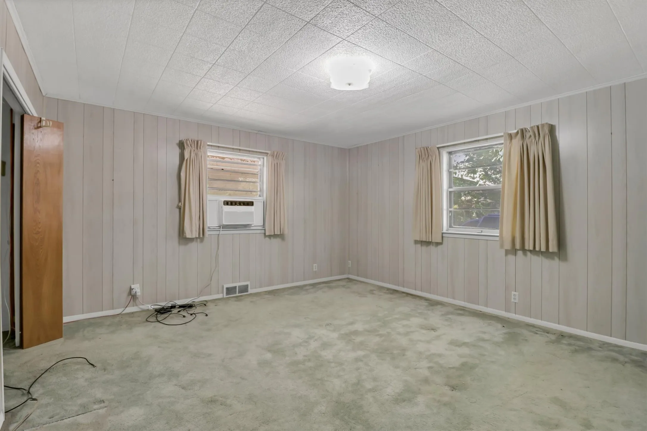 Single Family Residence For Sale in Ellis County , 2162 Old Waxahachie Road, Ennis, Texas 75119, 3 Bedroom, 2 Bathroom, Garage spaces, 1,984 Sqft, built in 1969, mls#21372913, Real Estate Agent in Ennis, Homes For Sale in Ellis county, Homes For Sale in Ennis, Realtor in Ennis Texas, Real Estate Brokerage Independent Realty Texas, Luminita Cordes Realtor