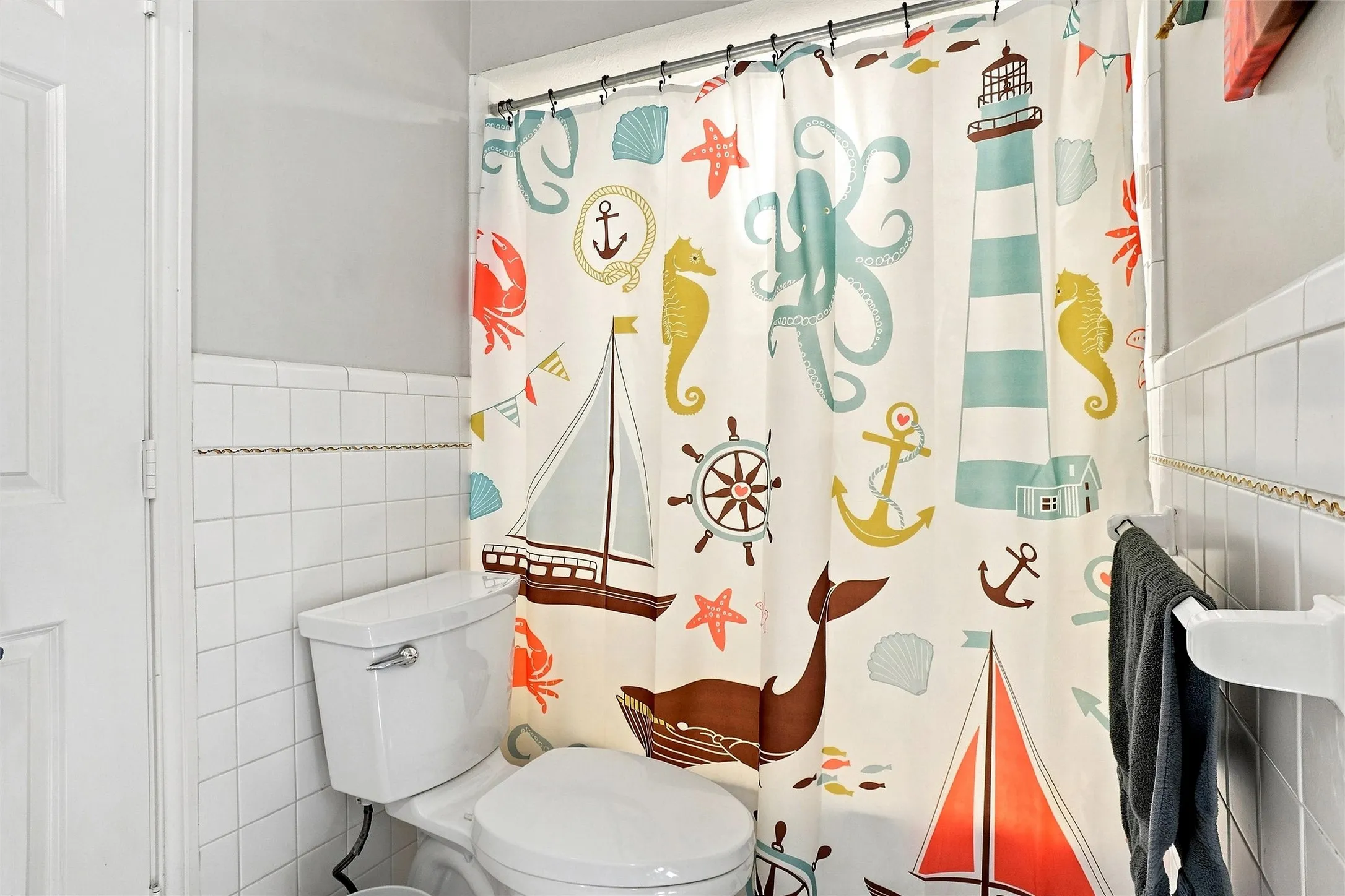 The other side of the Hall bath.