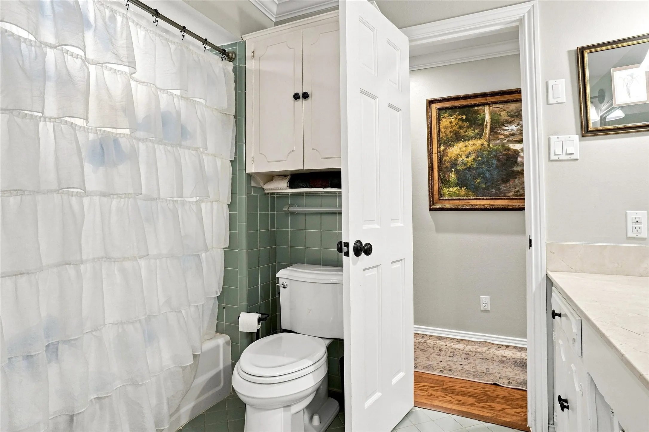 The bath is flaunting the Mid-Century Modern Charm!
