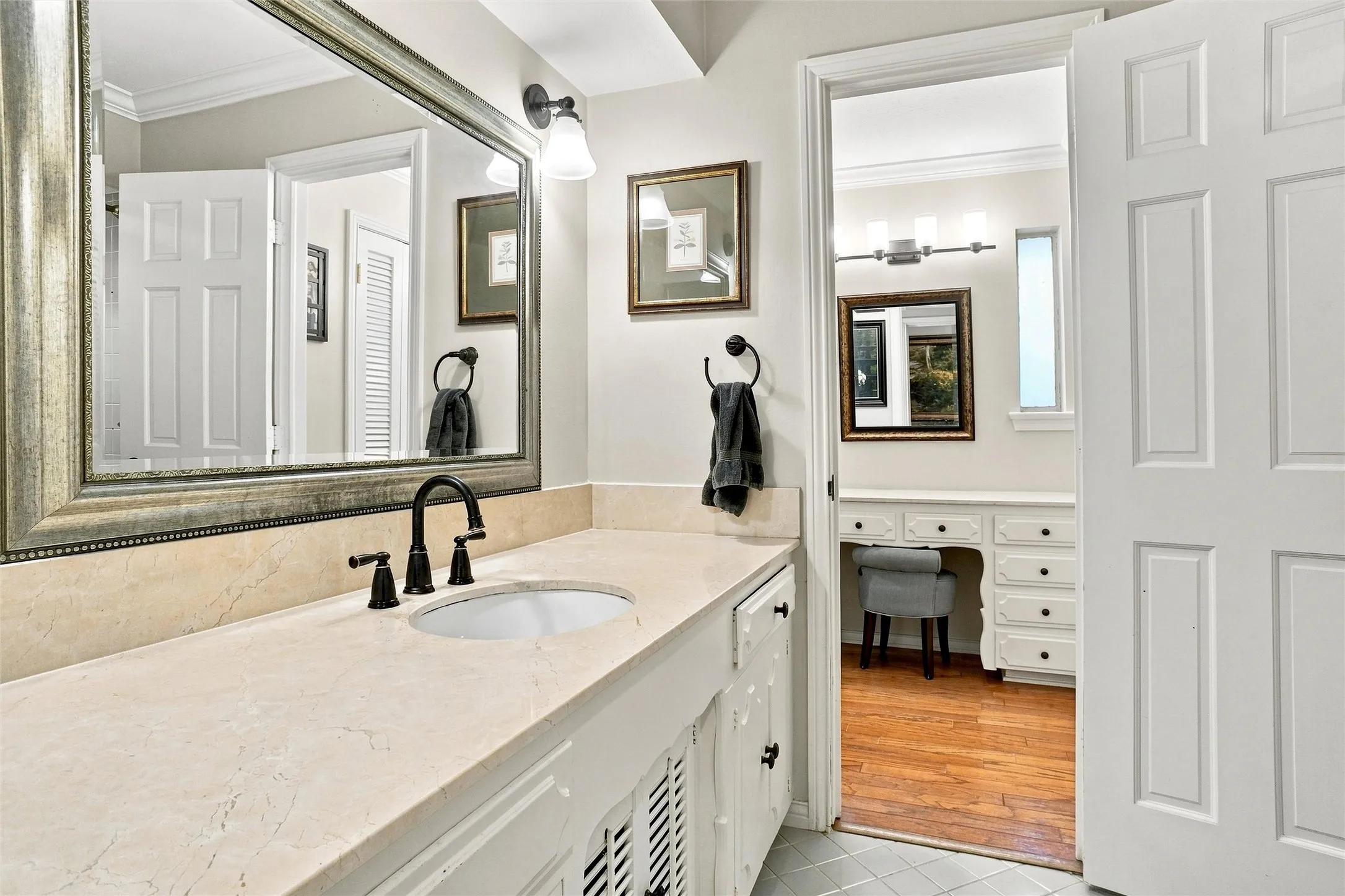 Looking into the dressing area.