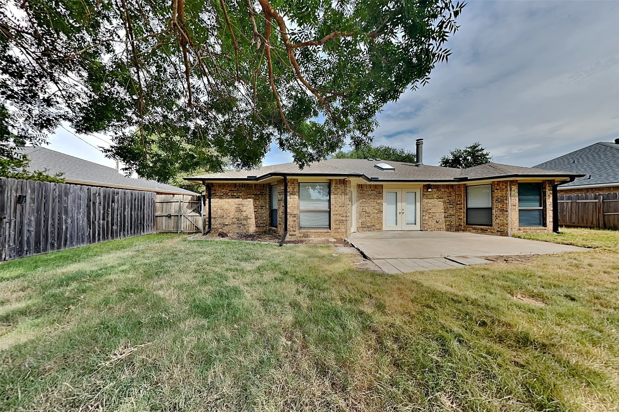 Single Family Residence For Rent in Denton County , 1916 Sharon Drive, Corinth, Texas 76210, 3 Bedroom, 2 Bathroom, 2 Garage spaces, 1,511 Sqft, built in 1985, mls#21372956, Real Estate Agent in Corinth, Homes For Rent in Denton county, Homes For Rent in Corinth, Realtor in Corinth Texas, Real Estate Brokerage Independent Realty Texas, Luminita Cordes Realtor