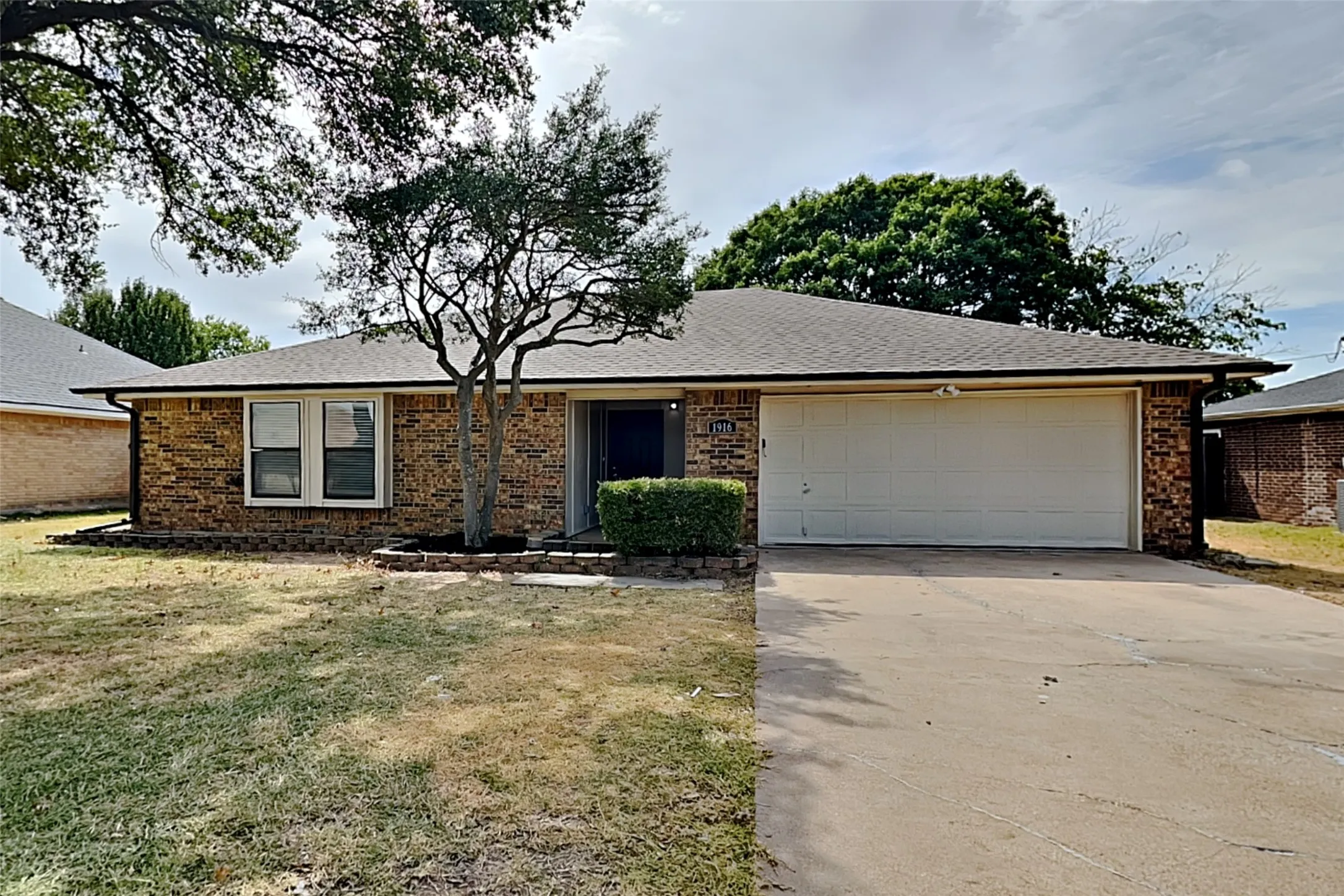 Single Family Residence For Rent in Denton County , 1916 Sharon Drive, Corinth, Texas 76210, 3 Bedroom, 2 Bathroom, 2 Garage spaces, 1,511 Sqft, built in 1985, mls#21372956, Real Estate Agent in Corinth, Homes For Rent in Denton county, Homes For Rent in Corinth, Realtor in Corinth Texas, Real Estate Brokerage Independent Realty Texas, Luminita Cordes Realtor