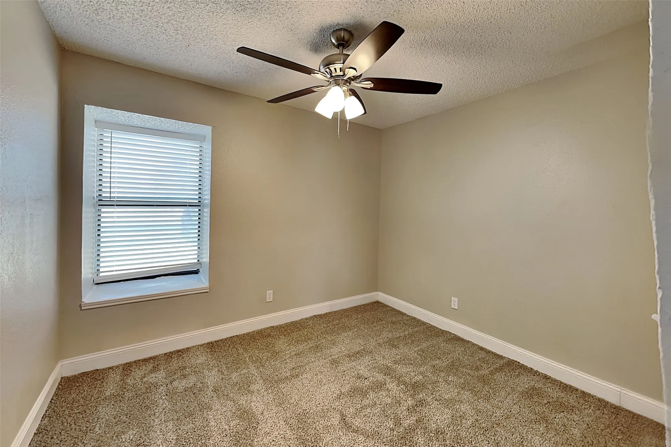 Single Family Residence For Rent in Denton County , 1916 Sharon Drive, Corinth, Texas 76210, 3 Bedroom, 2 Bathroom, 2 Garage spaces, 1,511 Sqft, built in 1985, mls#21372956, Real Estate Agent in Corinth, Homes For Rent in Denton county, Homes For Rent in Corinth, Realtor in Corinth Texas, Real Estate Brokerage Independent Realty Texas, Luminita Cordes Realtor