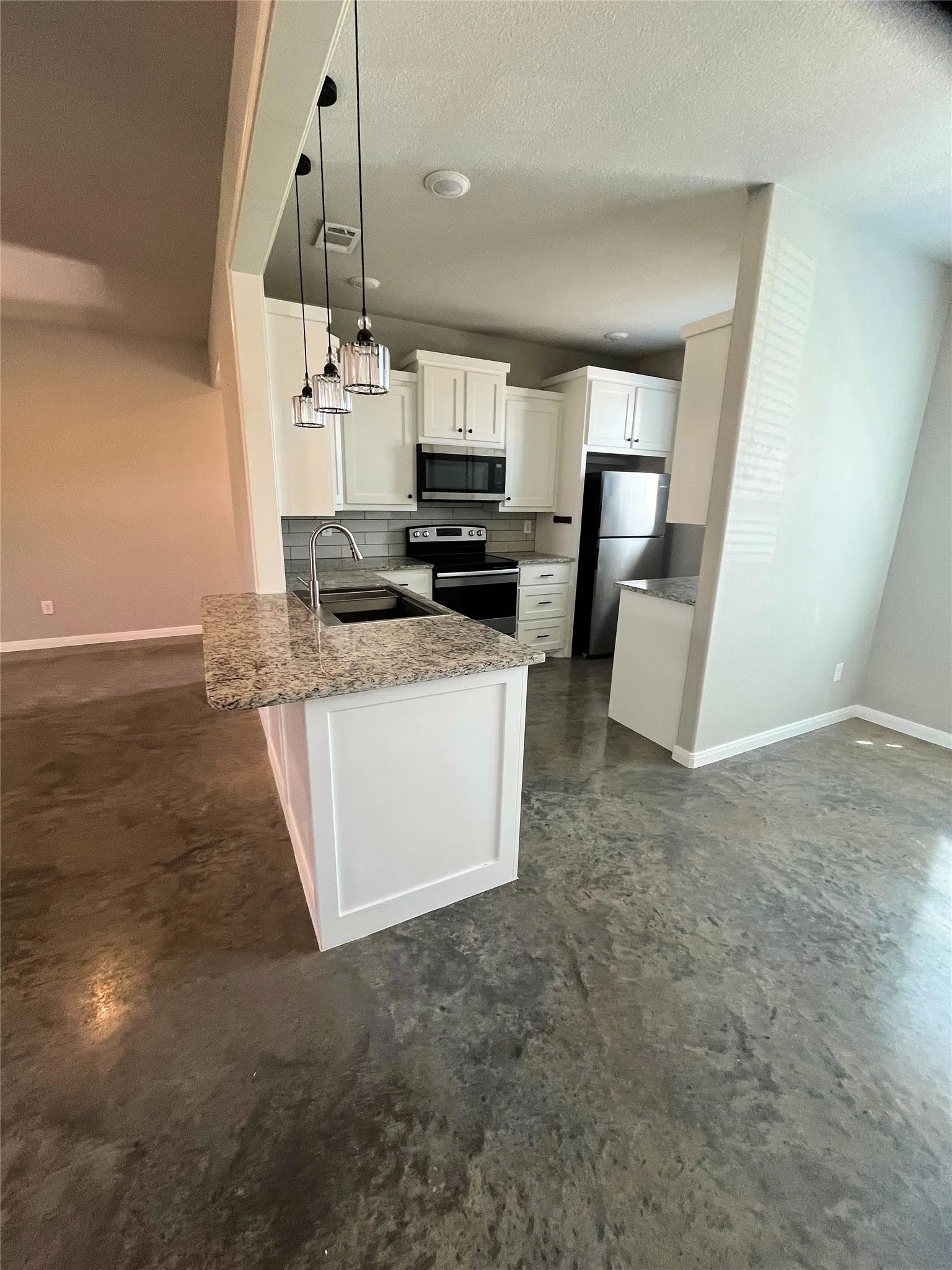Single Family Residence For Rent in Somervell County , 1067 County Road 327A, Glen Rose, Texas 76043, 3 Bedroom, 2 Bathroom, 2 Garage spaces, 1,700 Sqft, built in 2023, mls#21372960, Real Estate Agent in Glen Rose, Homes For Rent in Somervell county, Homes For Rent in Glen Rose, Realtor in Glen Rose Texas, Real Estate Brokerage Independent Realty Texas, Luminita Cordes Realtor
