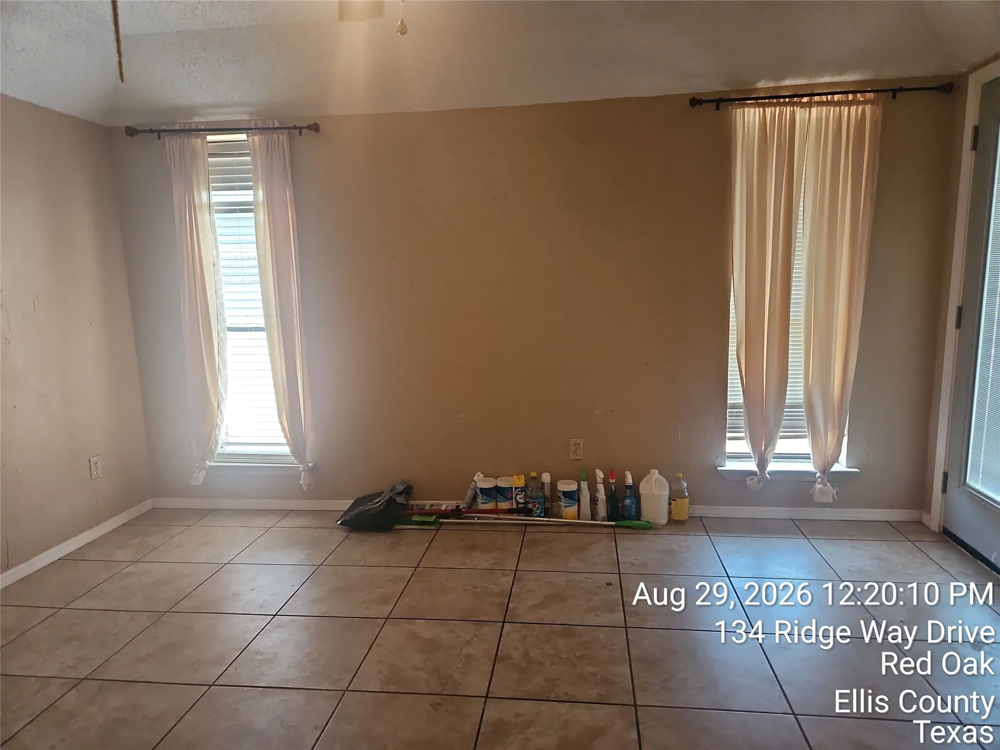 Single Family Residence For Sale in Ellis County , 134 Ridgeway Drive, Red Oak, Texas 75154, 3 Bedroom, 2 Bathroom, 2 Garage spaces, 1,532 Sqft, built in 1985, mls#21372874, Real Estate Agent in Red Oak, Homes For Sale in Ellis county, Homes For Sale in Red Oak, Realtor in Red Oak Texas, Real Estate Brokerage Independent Realty Texas, Luminita Cordes Realtor
