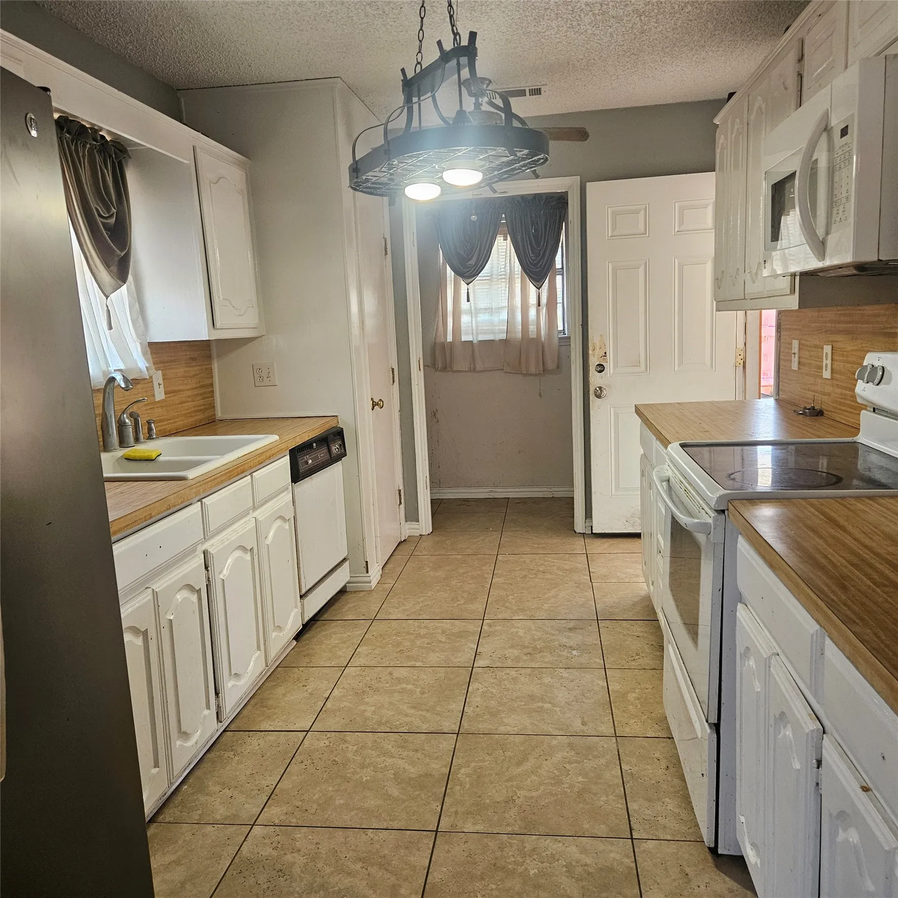Single Family Residence For Sale in Ellis County , 134 Ridgeway Drive, Red Oak, Texas 75154, 3 Bedroom, 2 Bathroom, 2 Garage spaces, 1,532 Sqft, built in 1985, mls#21372874, Real Estate Agent in Red Oak, Homes For Sale in Ellis county, Homes For Sale in Red Oak, Realtor in Red Oak Texas, Real Estate Brokerage Independent Realty Texas, Luminita Cordes Realtor