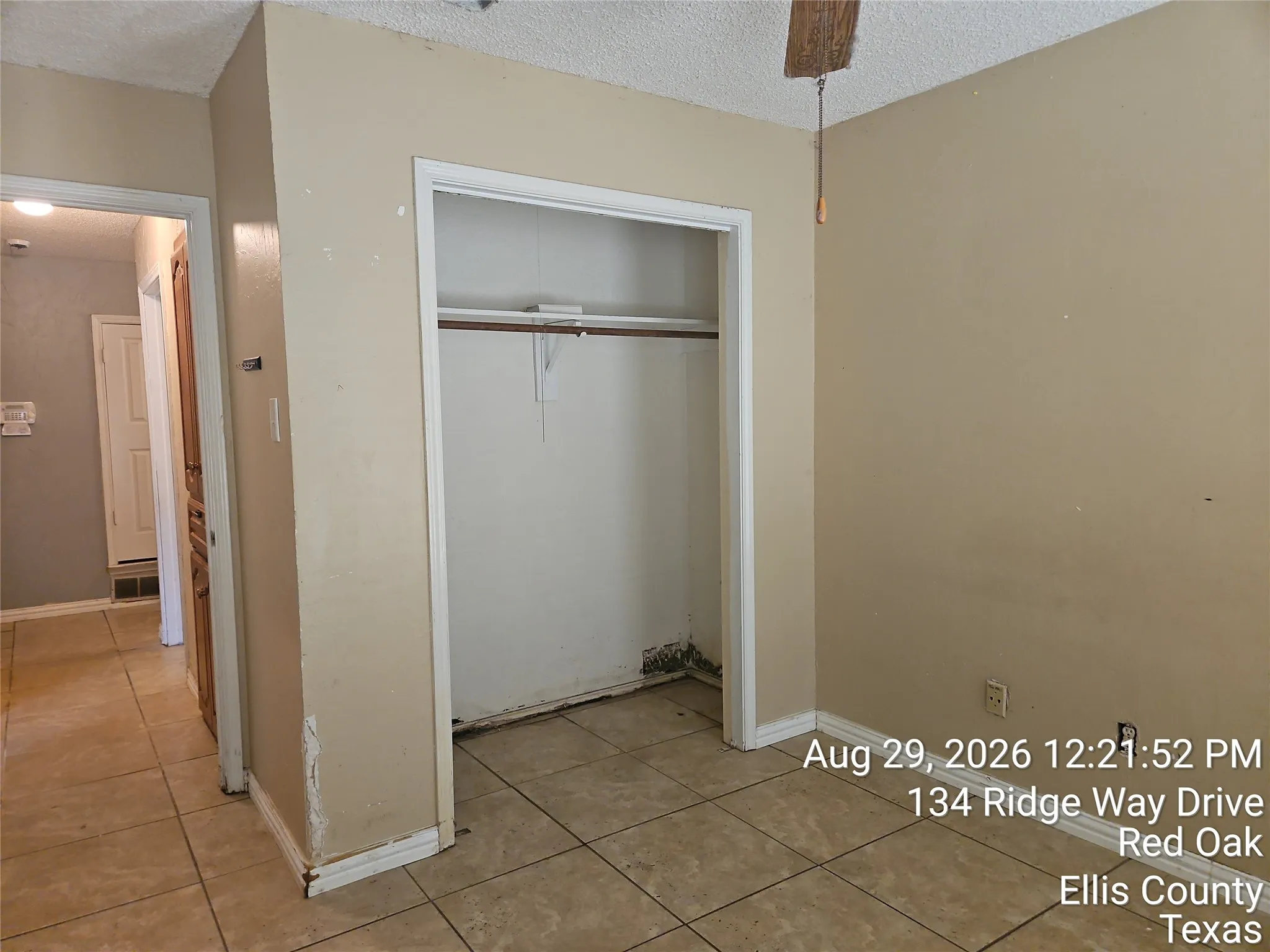 Single Family Residence For Sale in Ellis County , 134 Ridgeway Drive, Red Oak, Texas 75154, 3 Bedroom, 2 Bathroom, 2 Garage spaces, 1,532 Sqft, built in 1985, mls#21372874, Real Estate Agent in Red Oak, Homes For Sale in Ellis county, Homes For Sale in Red Oak, Realtor in Red Oak Texas, Real Estate Brokerage Independent Realty Texas, Luminita Cordes Realtor