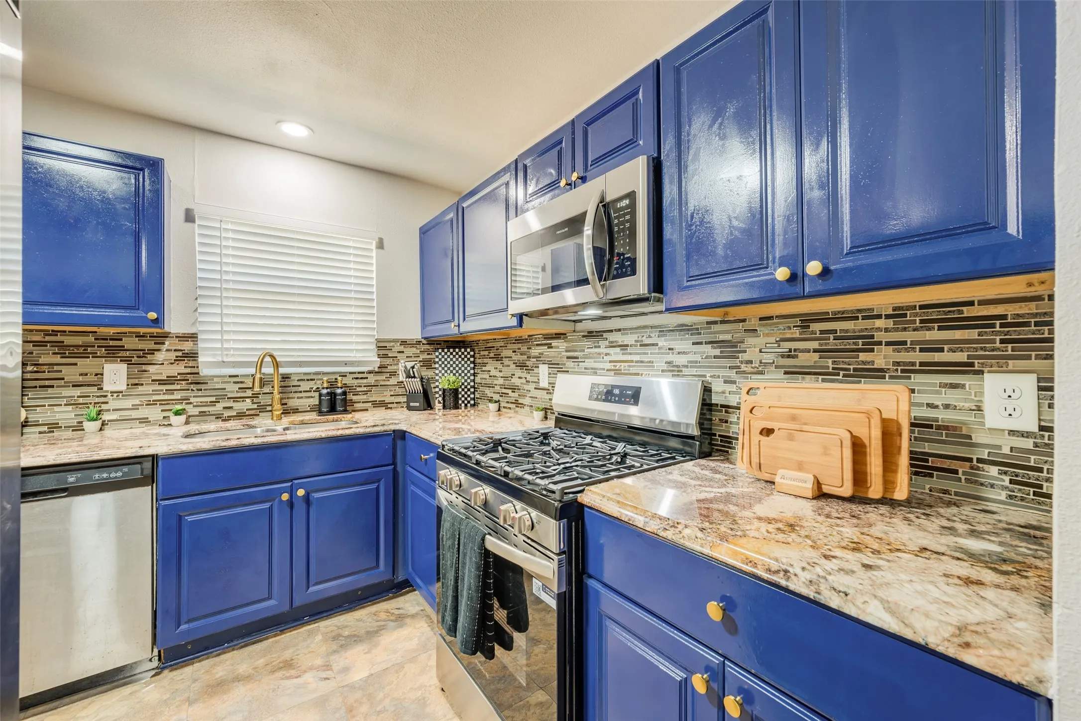 Single Family Residence For Sale in Tarrant County , 509 Circle Drive, Arlington, Texas 76010, 3 Bedroom, 1 Bathroom, 1 Garage spaces, 960 Sqft, built in 1955, mls#21372449, Real Estate Agent in Arlington, Homes For Sale in Tarrant county, Homes For Sale in Arlington, Realtor in Arlington Texas, Real Estate Brokerage Independent Realty Texas, Luminita Cordes Realtor
