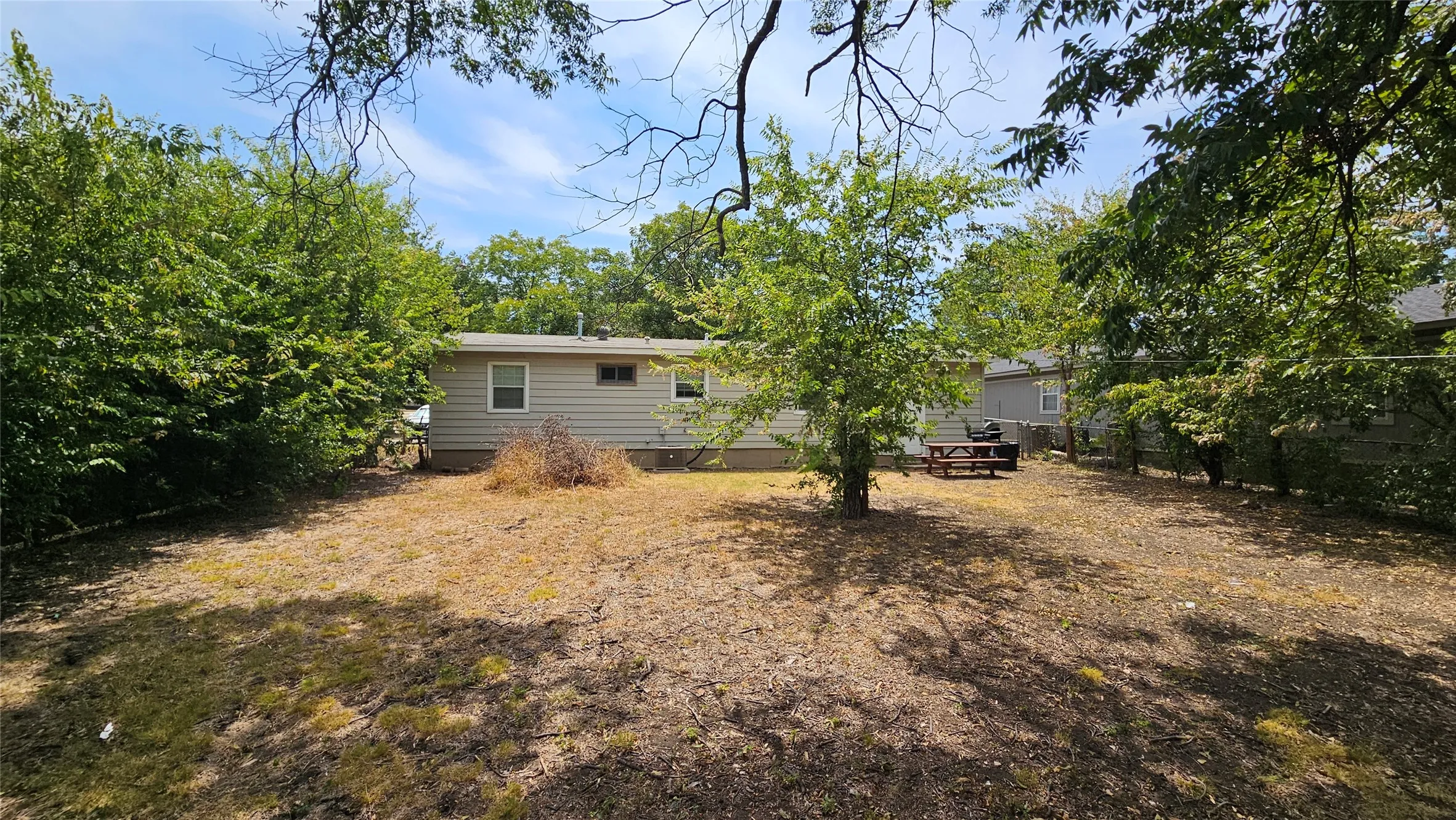 Single Family Residence For Sale in Tarrant County , 509 Circle Drive, Arlington, Texas 76010, 3 Bedroom, 1 Bathroom, 1 Garage spaces, 960 Sqft, built in 1955, mls#21372449, Real Estate Agent in Arlington, Homes For Sale in Tarrant county, Homes For Sale in Arlington, Realtor in Arlington Texas, Real Estate Brokerage Independent Realty Texas, Luminita Cordes Realtor