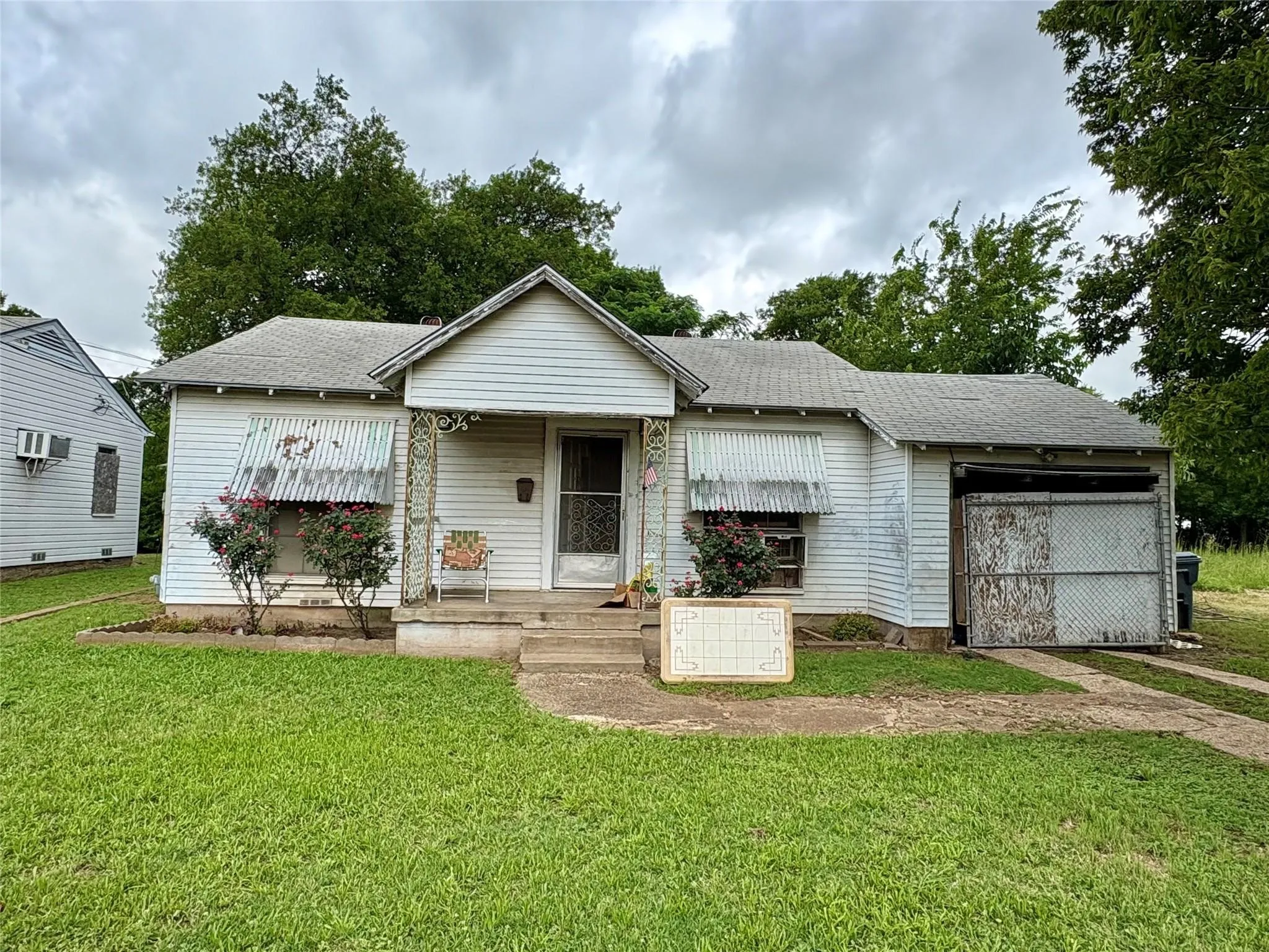 Single Family Residence For Sale in Dallas County , 1703 N Montclair Avenue, Dallas, Texas 75208, 2 Bedroom, 1 Bathroom, Garage spaces, 984 Sqft, built in 1947, mls#21372967, Real Estate Agent in Dallas, Homes For Sale in Dallas county, Homes For Sale in Dallas, Realtor in Dallas Texas, Real Estate Brokerage Independent Realty Texas, Luminita Cordes Realtor