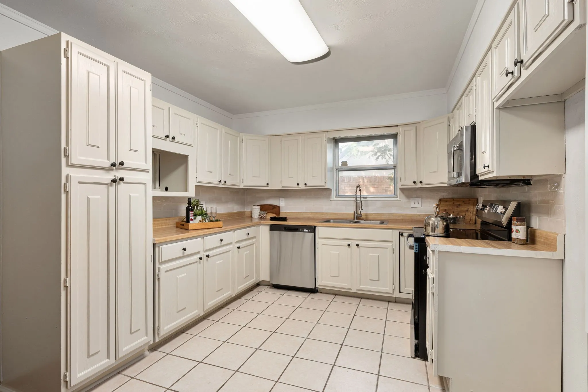Single Family Residence For Sale in Dallas County , 202 E Kenwood Drive, Garland, Texas 75041, 4 Bedroom, 2 Bathroom, Garage spaces, 2,128 Sqft, built in 1962, mls#21372157, Real Estate Agent in Garland, Homes For Sale in Dallas county, Homes For Sale in Garland, Realtor in Garland Texas, Real Estate Brokerage Independent Realty Texas, Luminita Cordes Realtor