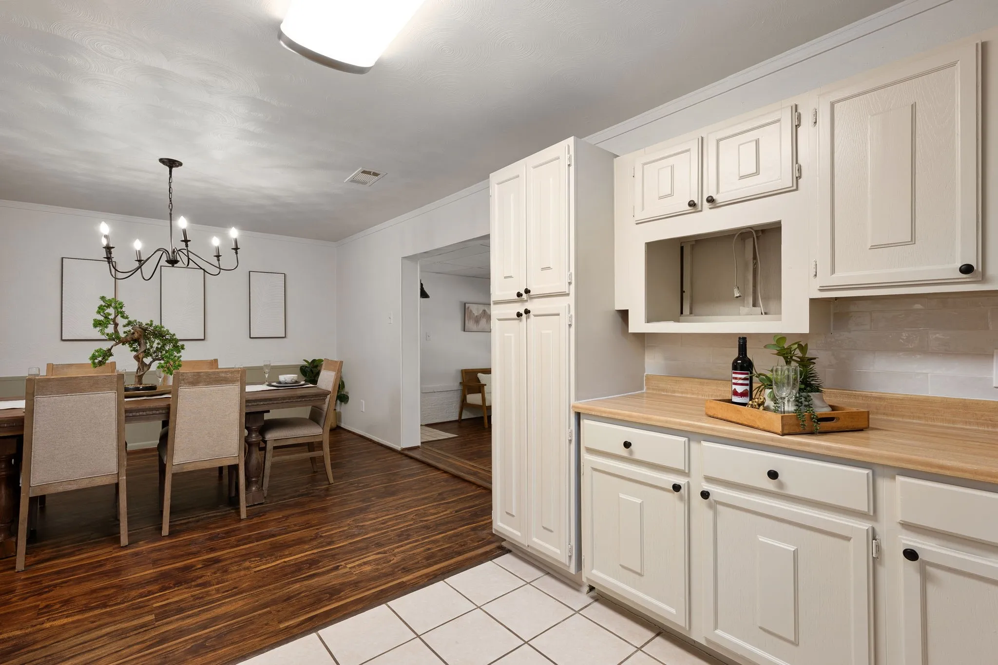 Single Family Residence For Sale in Dallas County , 202 E Kenwood Drive, Garland, Texas 75041, 4 Bedroom, 2 Bathroom, Garage spaces, 2,128 Sqft, built in 1962, mls#21372157, Real Estate Agent in Garland, Homes For Sale in Dallas county, Homes For Sale in Garland, Realtor in Garland Texas, Real Estate Brokerage Independent Realty Texas, Luminita Cordes Realtor