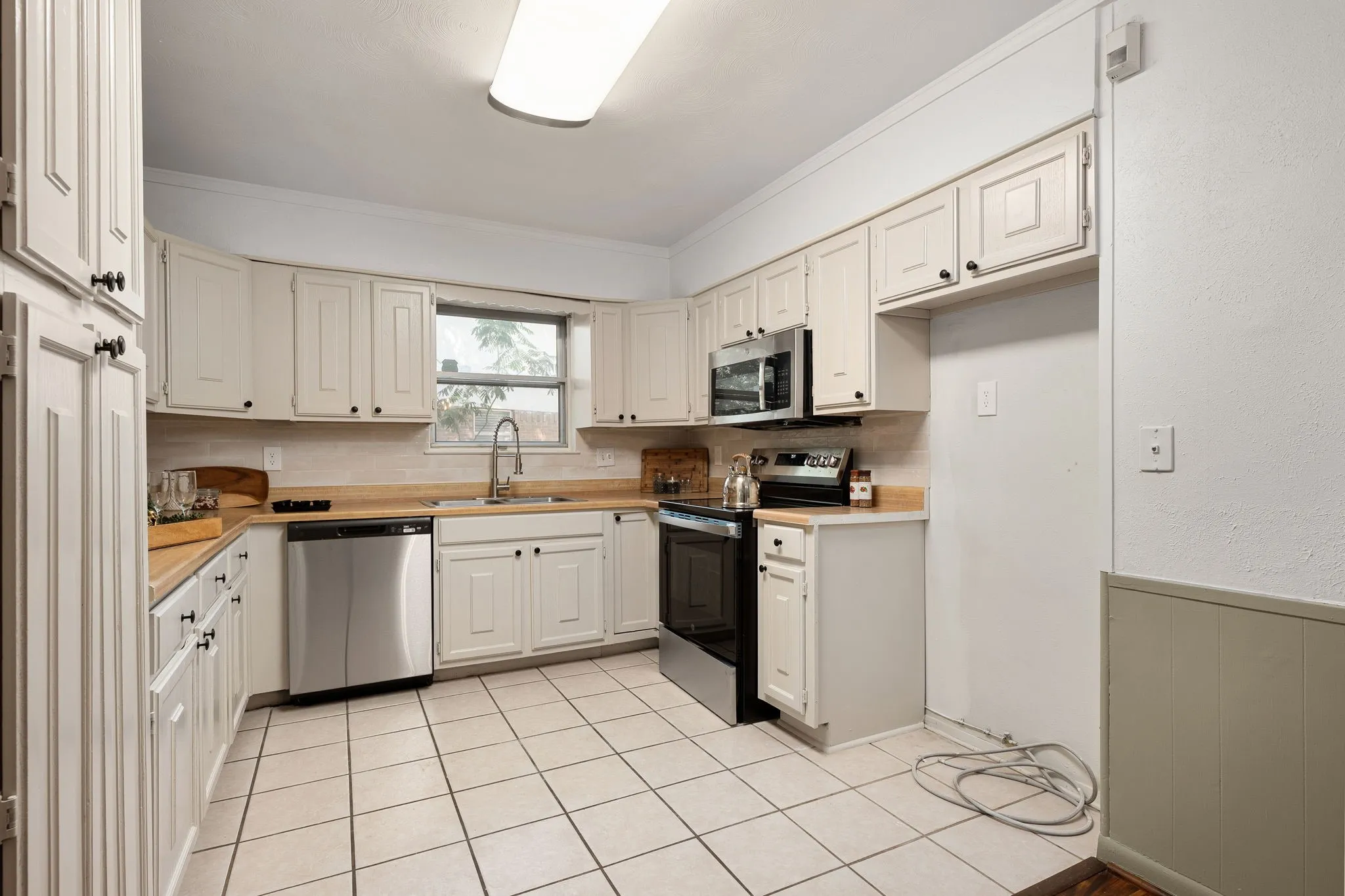 Single Family Residence For Sale in Dallas County , 202 E Kenwood Drive, Garland, Texas 75041, 4 Bedroom, 2 Bathroom, Garage spaces, 2,128 Sqft, built in 1962, mls#21372157, Real Estate Agent in Garland, Homes For Sale in Dallas county, Homes For Sale in Garland, Realtor in Garland Texas, Real Estate Brokerage Independent Realty Texas, Luminita Cordes Realtor