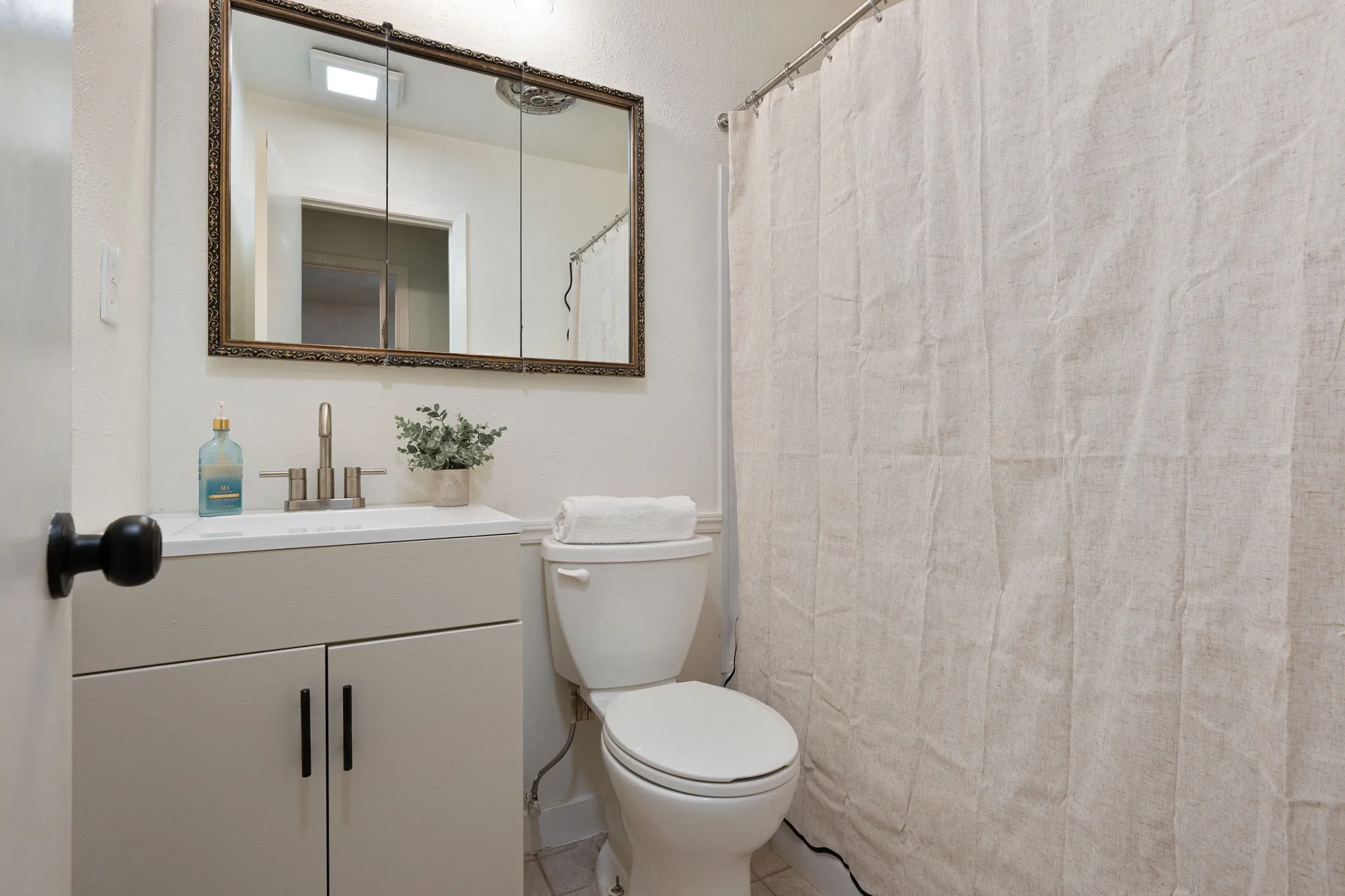 Single Family Residence For Sale in Dallas County , 202 E Kenwood Drive, Garland, Texas 75041, 4 Bedroom, 2 Bathroom, Garage spaces, 2,128 Sqft, built in 1962, mls#21372157, Real Estate Agent in Garland, Homes For Sale in Dallas county, Homes For Sale in Garland, Realtor in Garland Texas, Real Estate Brokerage Independent Realty Texas, Luminita Cordes Realtor