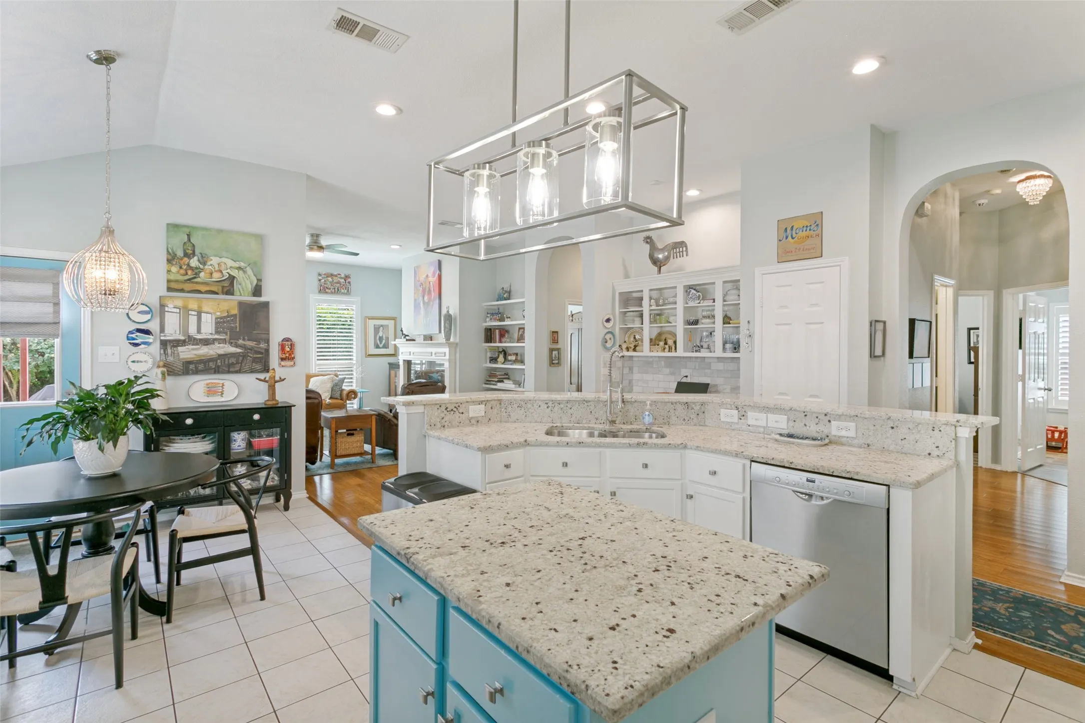 Single Family Residence For Sale in Tarrant County , 6721 Day Drive, Fort Worth, Texas 76132, 4 Bedroom, 2 Bathroom, 2 Garage spaces, 1,914 Sqft, built in 1999, mls#21372357, Real Estate Agent in Fort Worth, Homes For Sale in Tarrant county, Homes For Sale in Fort Worth, Realtor in Fort Worth Texas, Real Estate Brokerage Independent Realty Texas, Luminita Cordes Realtor