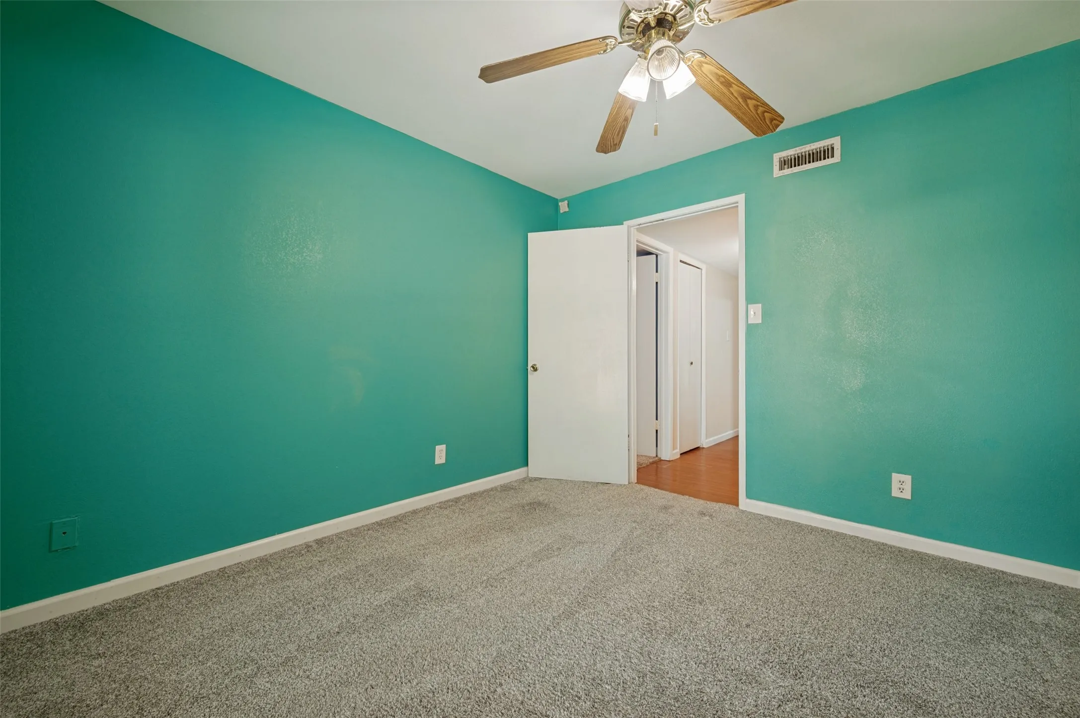 Single Family Residence For Sale in Dallas County , 450 Woodhurst Drive, Coppell, Texas 75019, 3 Bedroom, 2 Bathroom, 2 Garage spaces, 1,711 Sqft, built in 1979, mls#21372921, Real Estate Agent in Coppell, Homes For Sale in Dallas county, Homes For Sale in Coppell, Realtor in Coppell Texas, Real Estate Brokerage Independent Realty Texas, Luminita Cordes Realtor