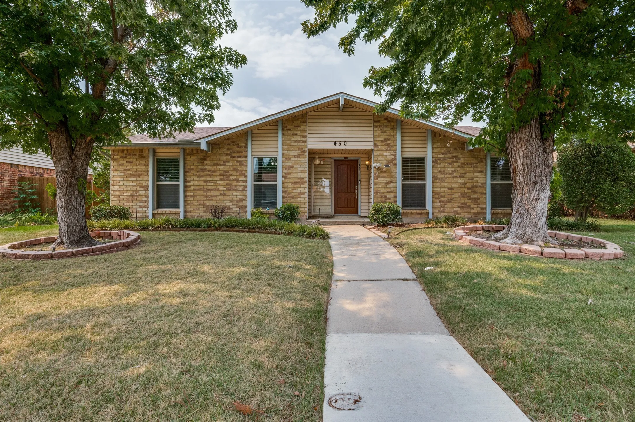 Single Family Residence For Sale in Dallas County , 450 Woodhurst Drive, Coppell, Texas 75019, 3 Bedroom, 2 Bathroom, 2 Garage spaces, 1,711 Sqft, built in 1979, mls#21372921, Real Estate Agent in Coppell, Homes For Sale in Dallas county, Homes For Sale in Coppell, Realtor in Coppell Texas, Real Estate Brokerage Independent Realty Texas, Luminita Cordes Realtor