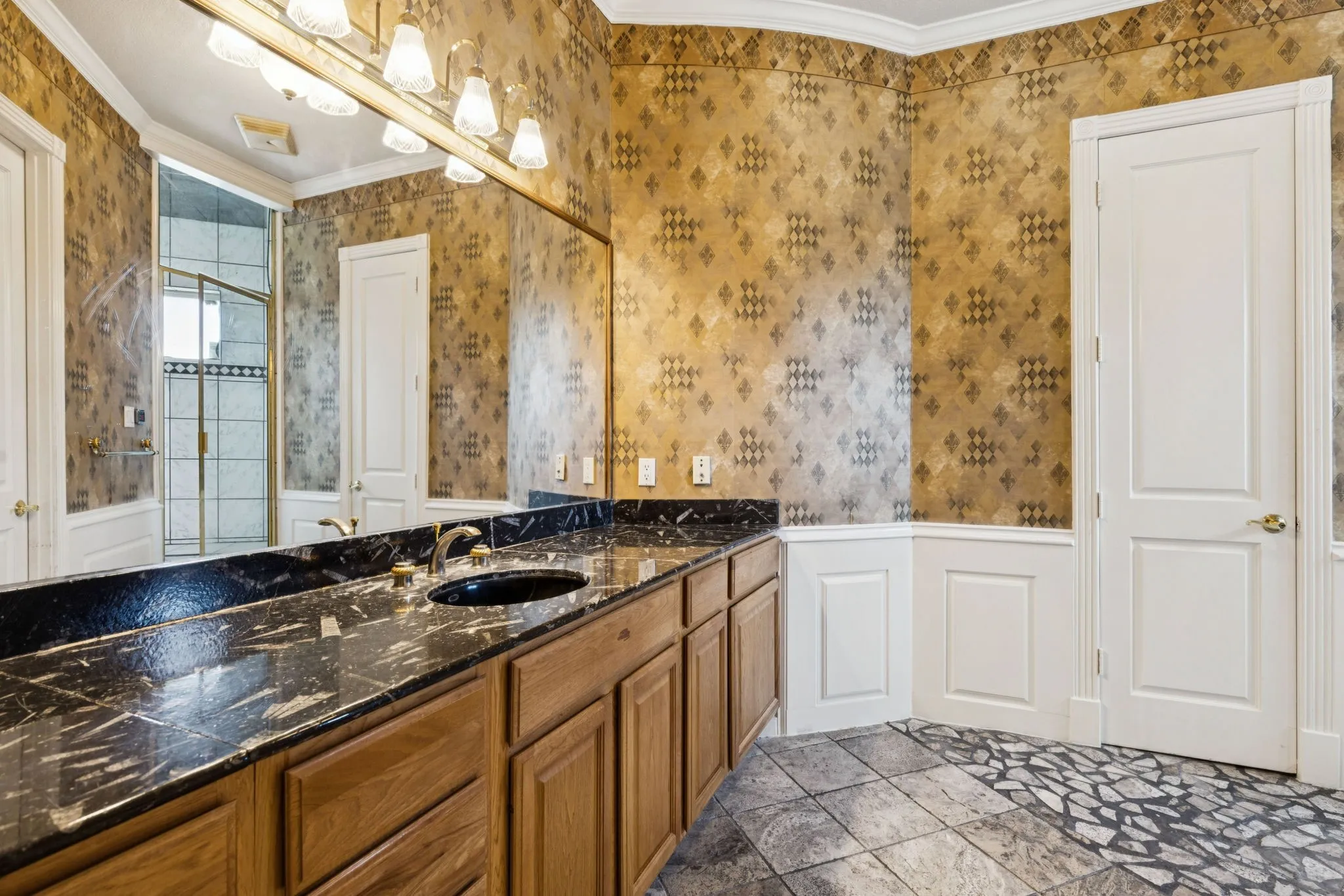 Single Family Residence For Sale in Tarrant County , 9888 Boat Club Road, Fort Worth, Texas 76179, 4 Bedroom, 5 Bathroom, 4 Garage spaces, 6,561 Sqft, built in 1998, mls#21372959, Real Estate Agent in Fort Worth, Homes For Sale in Tarrant county, Homes For Sale in Fort Worth, Realtor in Fort Worth Texas, Real Estate Brokerage Independent Realty Texas, Luminita Cordes Realtor