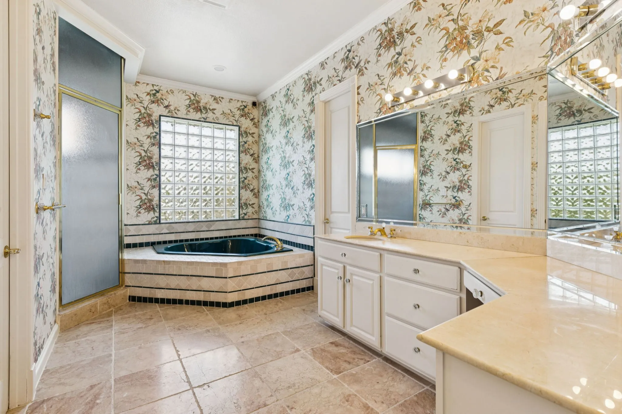 Single Family Residence For Sale in Tarrant County , 9888 Boat Club Road, Fort Worth, Texas 76179, 4 Bedroom, 5 Bathroom, 4 Garage spaces, 6,561 Sqft, built in 1998, mls#21372959, Real Estate Agent in Fort Worth, Homes For Sale in Tarrant county, Homes For Sale in Fort Worth, Realtor in Fort Worth Texas, Real Estate Brokerage Independent Realty Texas, Luminita Cordes Realtor