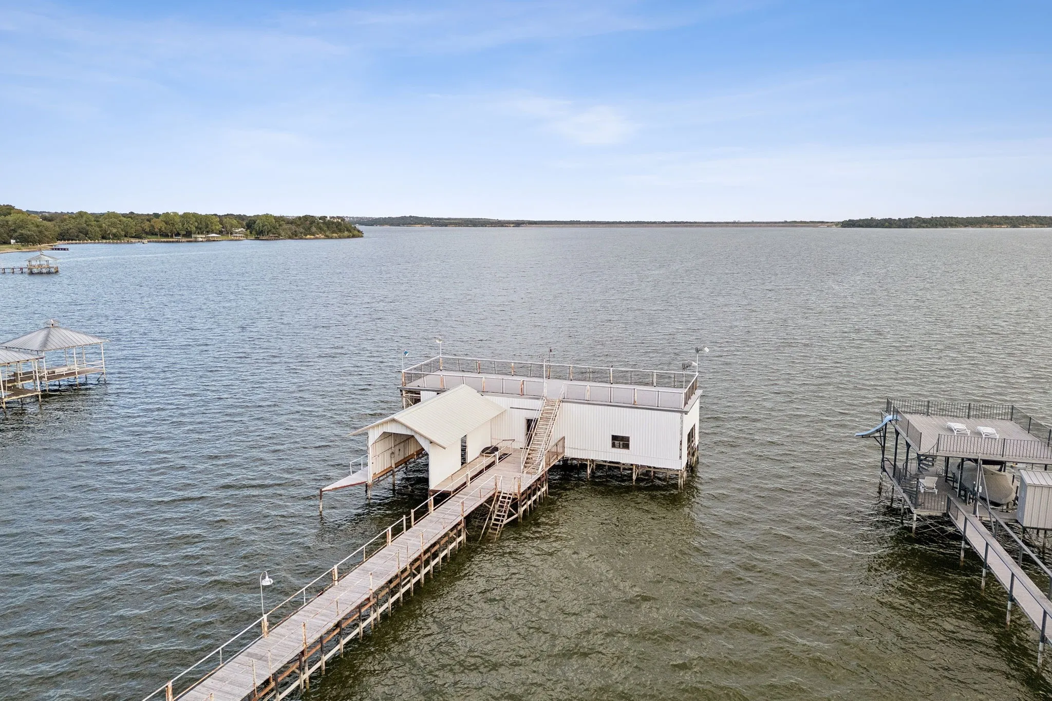 Single Family Residence For Sale in Tarrant County , 9888 Boat Club Road, Fort Worth, Texas 76179, 4 Bedroom, 5 Bathroom, 4 Garage spaces, 6,561 Sqft, built in 1998, mls#21372959, Real Estate Agent in Fort Worth, Homes For Sale in Tarrant county, Homes For Sale in Fort Worth, Realtor in Fort Worth Texas, Real Estate Brokerage Independent Realty Texas, Luminita Cordes Realtor