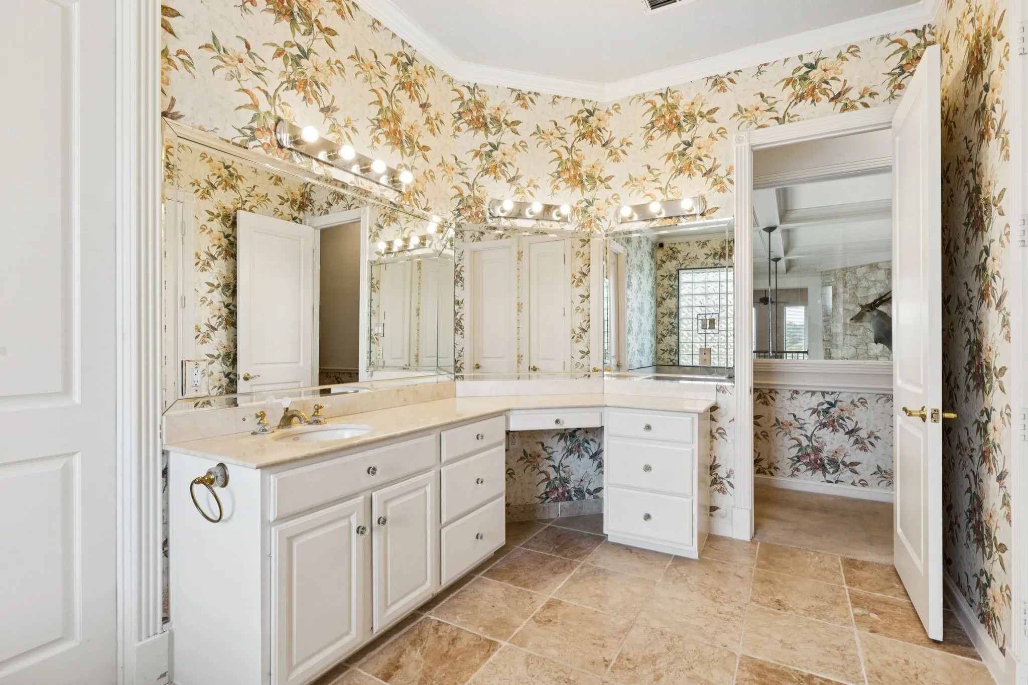 Single Family Residence For Sale in Tarrant County , 9888 Boat Club Road, Fort Worth, Texas 76179, 4 Bedroom, 5 Bathroom, 4 Garage spaces, 6,561 Sqft, built in 1998, mls#21372959, Real Estate Agent in Fort Worth, Homes For Sale in Tarrant county, Homes For Sale in Fort Worth, Realtor in Fort Worth Texas, Real Estate Brokerage Independent Realty Texas, Luminita Cordes Realtor