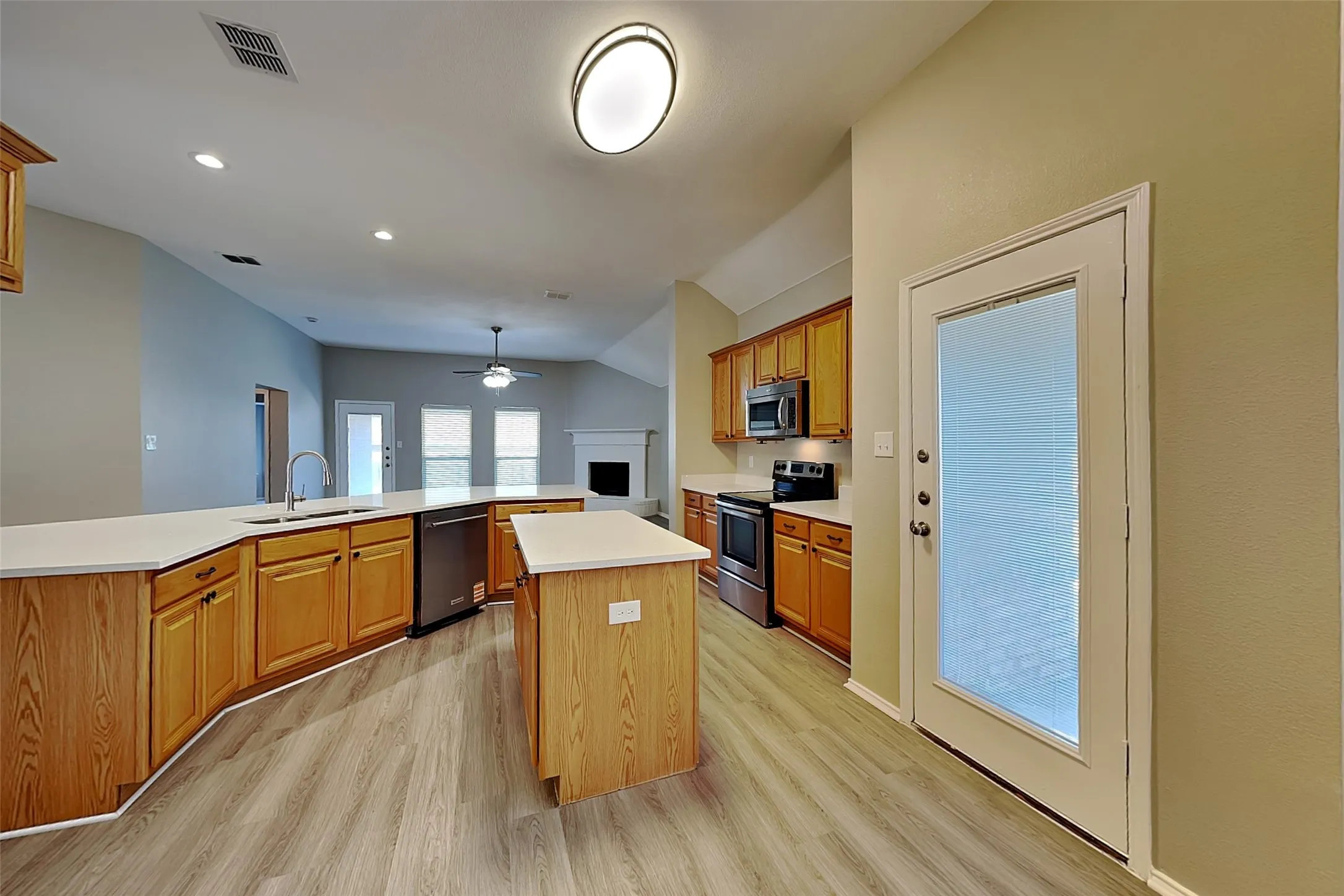 Single Family Residence For Rent in Tarrant County , 300 Lottie Lane, Saginaw, Texas 76179, 3 Bedroom, 2 Bathroom, 2 Garage spaces, 2,198 Sqft, built in 2004, mls#21372974, Real Estate Agent in Saginaw, Homes For Rent in Tarrant county, Homes For Rent in Saginaw, Realtor in Saginaw Texas, Real Estate Brokerage Independent Realty Texas, Luminita Cordes Realtor
