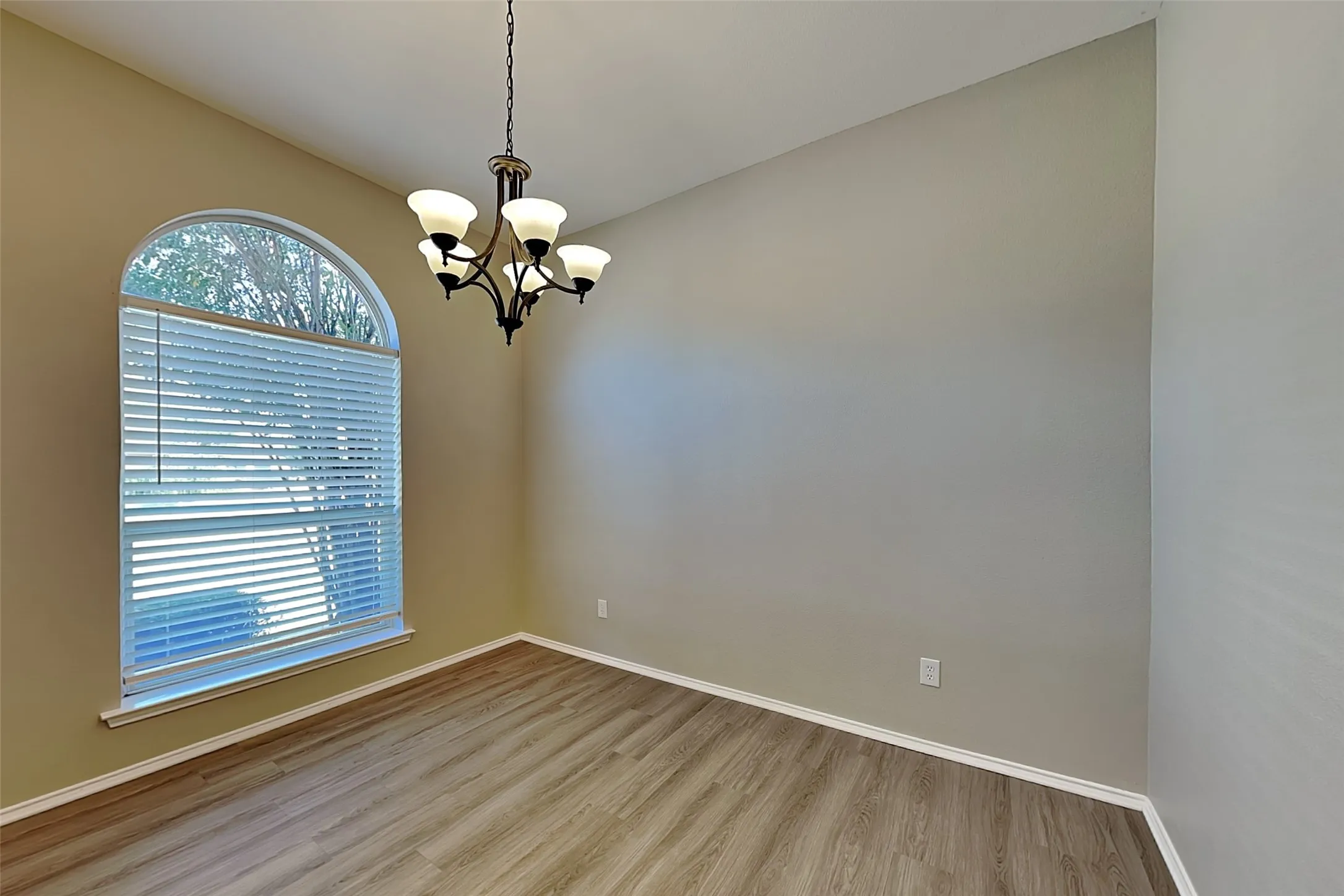 Single Family Residence For Rent in Tarrant County , 300 Lottie Lane, Saginaw, Texas 76179, 3 Bedroom, 2 Bathroom, 2 Garage spaces, 2,198 Sqft, built in 2004, mls#21372974, Real Estate Agent in Saginaw, Homes For Rent in Tarrant county, Homes For Rent in Saginaw, Realtor in Saginaw Texas, Real Estate Brokerage Independent Realty Texas, Luminita Cordes Realtor