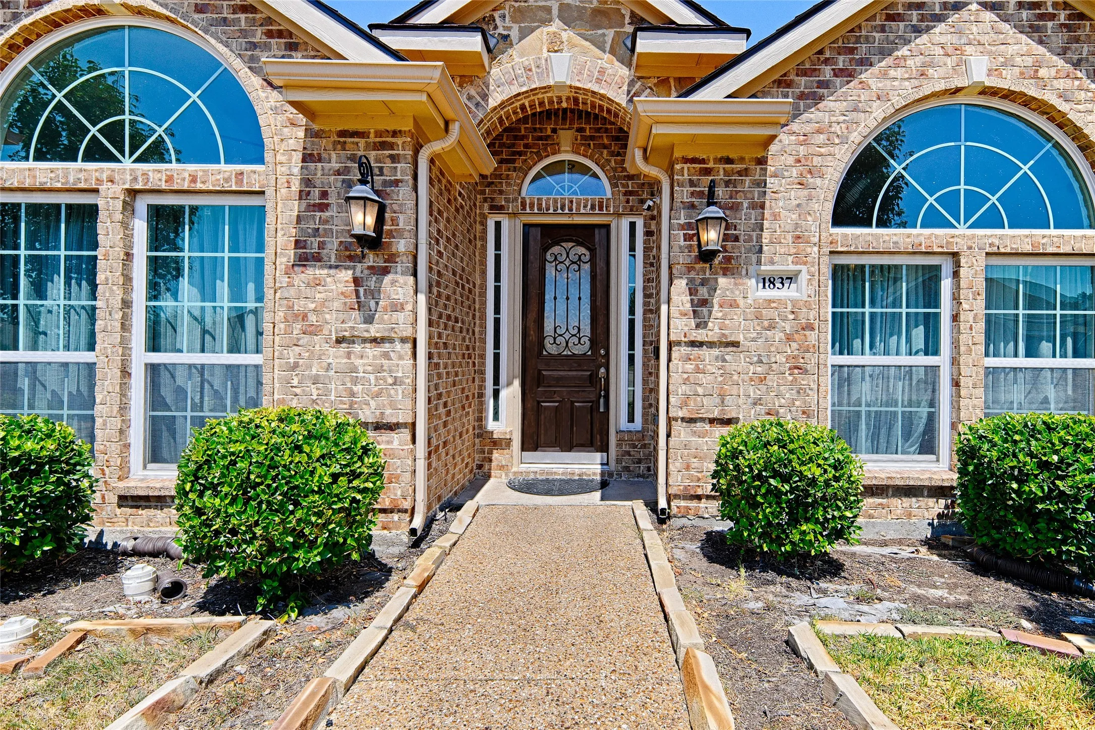 Single Family Residence For Sale in Dallas County , 1837 Lakeview Drive, De Soto, Texas 75115, 4 Bedroom, 3 Bathroom, 2 Garage spaces, 2,667 Sqft, built in 2016, mls#21372888, Real Estate Agent in De Soto, Homes For Sale in Dallas county, Homes For Sale in De Soto, Realtor in De Soto Texas, Real Estate Brokerage Independent Realty Texas, Luminita Cordes Realtor