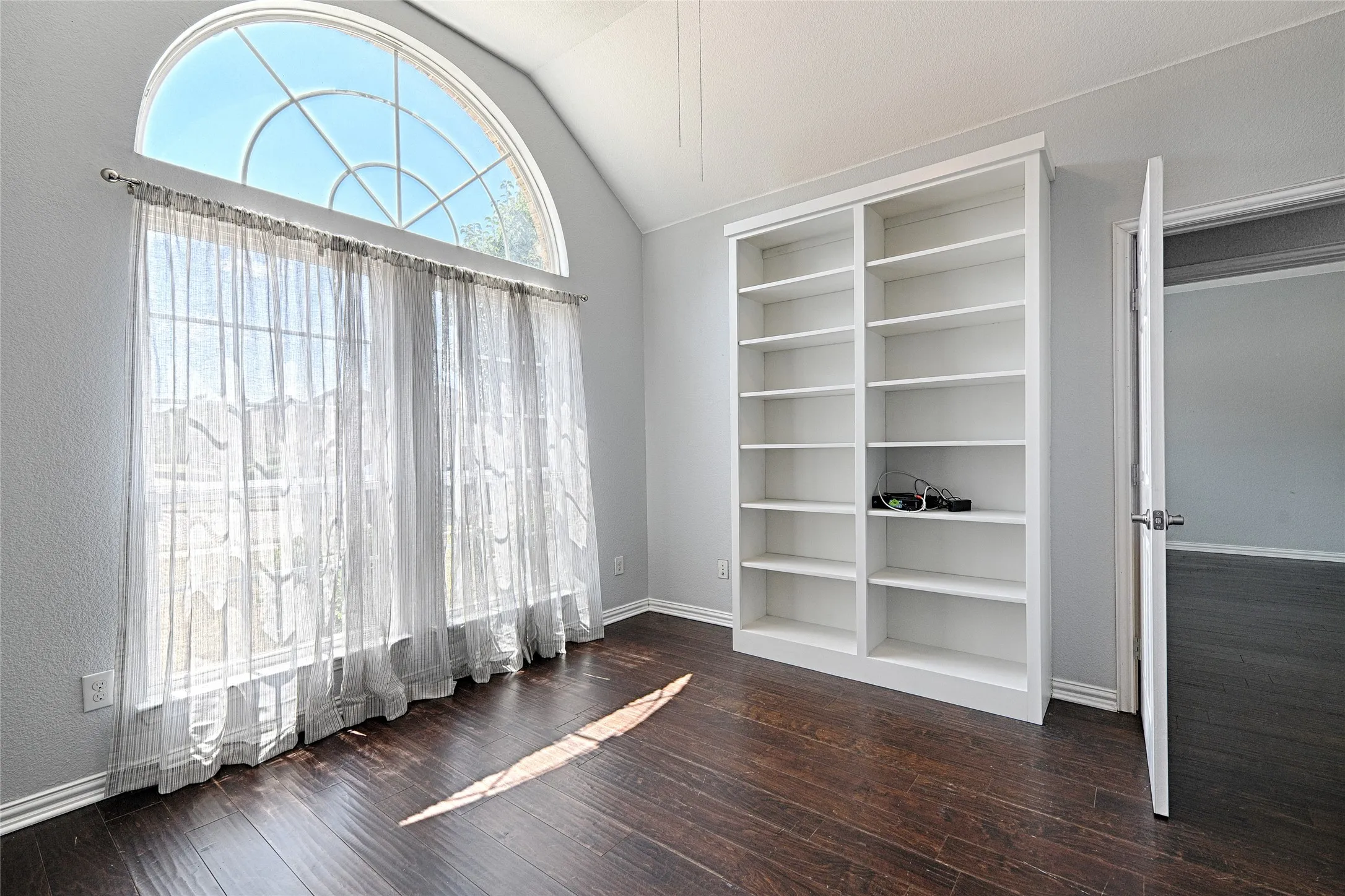 Single Family Residence For Sale in Dallas County , 1837 Lakeview Drive, De Soto, Texas 75115, 4 Bedroom, 3 Bathroom, 2 Garage spaces, 2,667 Sqft, built in 2016, mls#21372888, Real Estate Agent in De Soto, Homes For Sale in Dallas county, Homes For Sale in De Soto, Realtor in De Soto Texas, Real Estate Brokerage Independent Realty Texas, Luminita Cordes Realtor