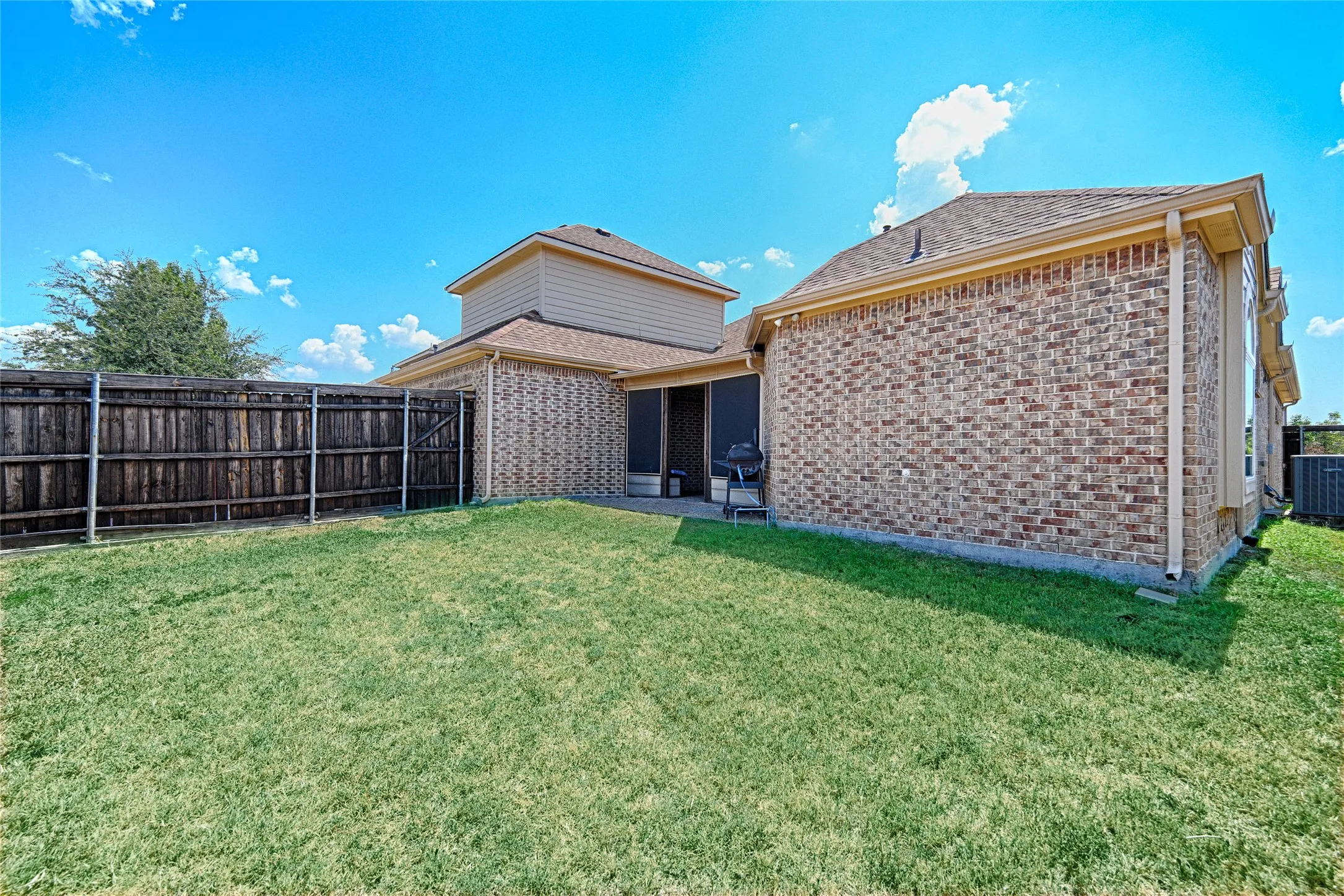 Single Family Residence For Sale in Dallas County , 1837 Lakeview Drive, De Soto, Texas 75115, 4 Bedroom, 3 Bathroom, 2 Garage spaces, 2,667 Sqft, built in 2016, mls#21372888, Real Estate Agent in De Soto, Homes For Sale in Dallas county, Homes For Sale in De Soto, Realtor in De Soto Texas, Real Estate Brokerage Independent Realty Texas, Luminita Cordes Realtor