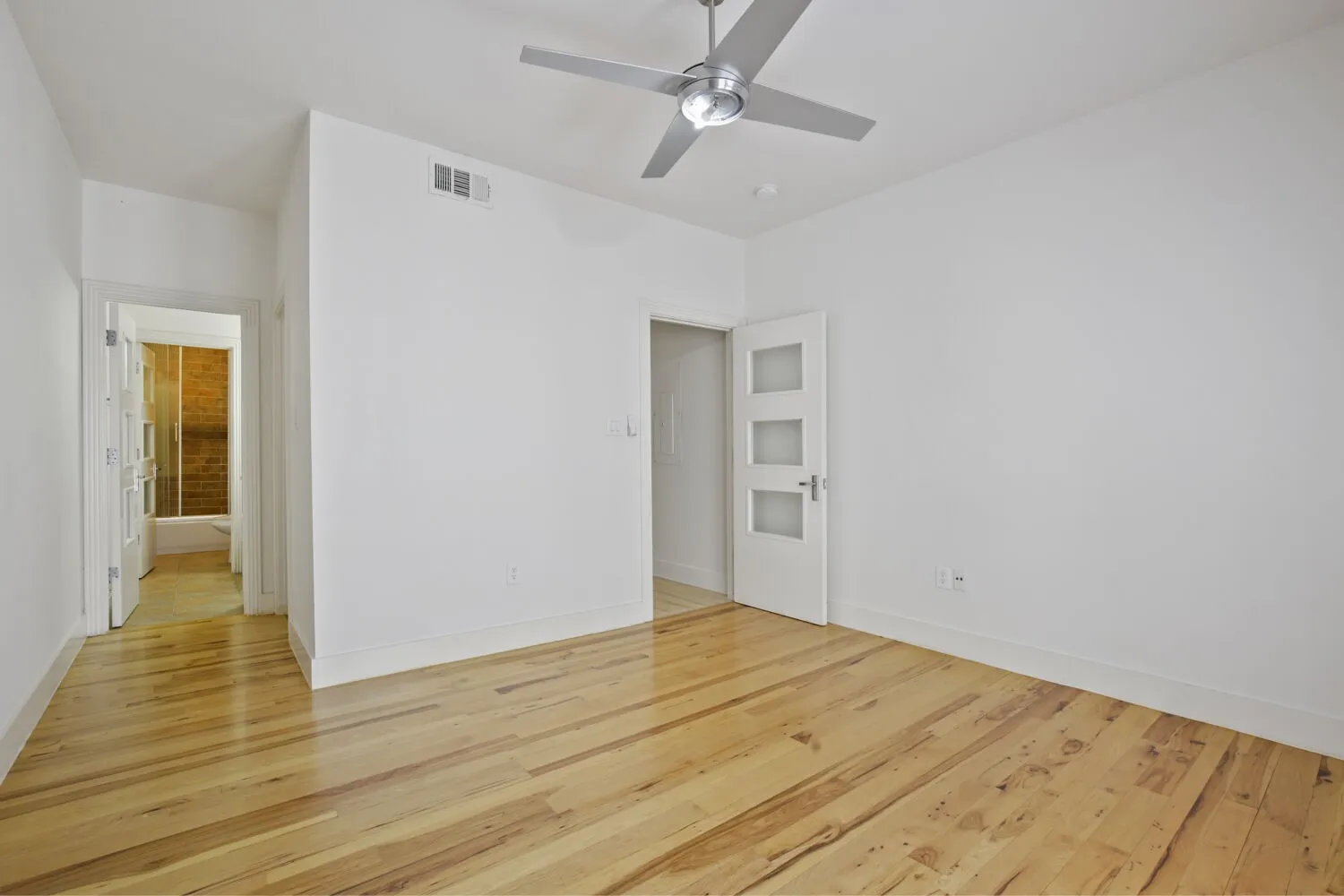 Condominium For Rent in Dallas County , 3845 Convent Street 6, Dallas, Texas 75204, 3 Bedroom, 3 Bathroom, 2 Garage spaces, 2,150 Sqft, built in 2009, mls#21372907, Real Estate Agent in Dallas, Homes For Rent in Dallas county, Homes For Rent in Dallas, Realtor in Dallas Texas, Real Estate Brokerage Independent Realty Texas, Luminita Cordes Realtor