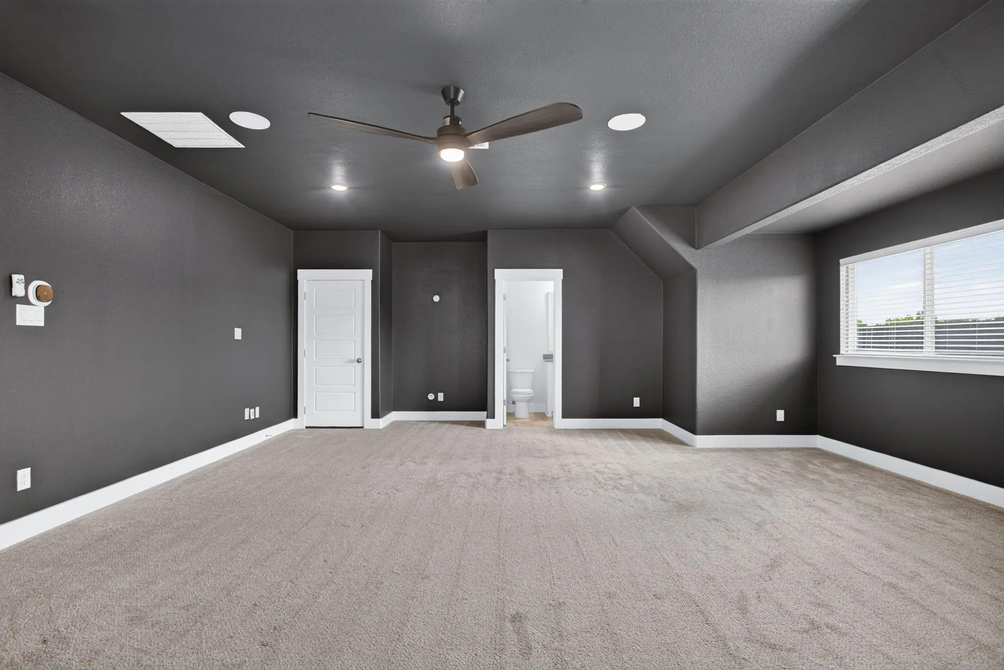Single Family Residence For Sale in Ellis County , 10 Tamminga Trail, Waxahachie, Texas 75167, 5 Bedroom, 5 Bathroom, 7 Garage spaces, 3,740 Sqft, built in 2021, mls#21370512, Real Estate Agent in Waxahachie, Homes For Sale in Ellis county, Homes For Sale in Waxahachie, Realtor in Waxahachie Texas, Real Estate Brokerage Independent Realty Texas, Luminita Cordes Realtor