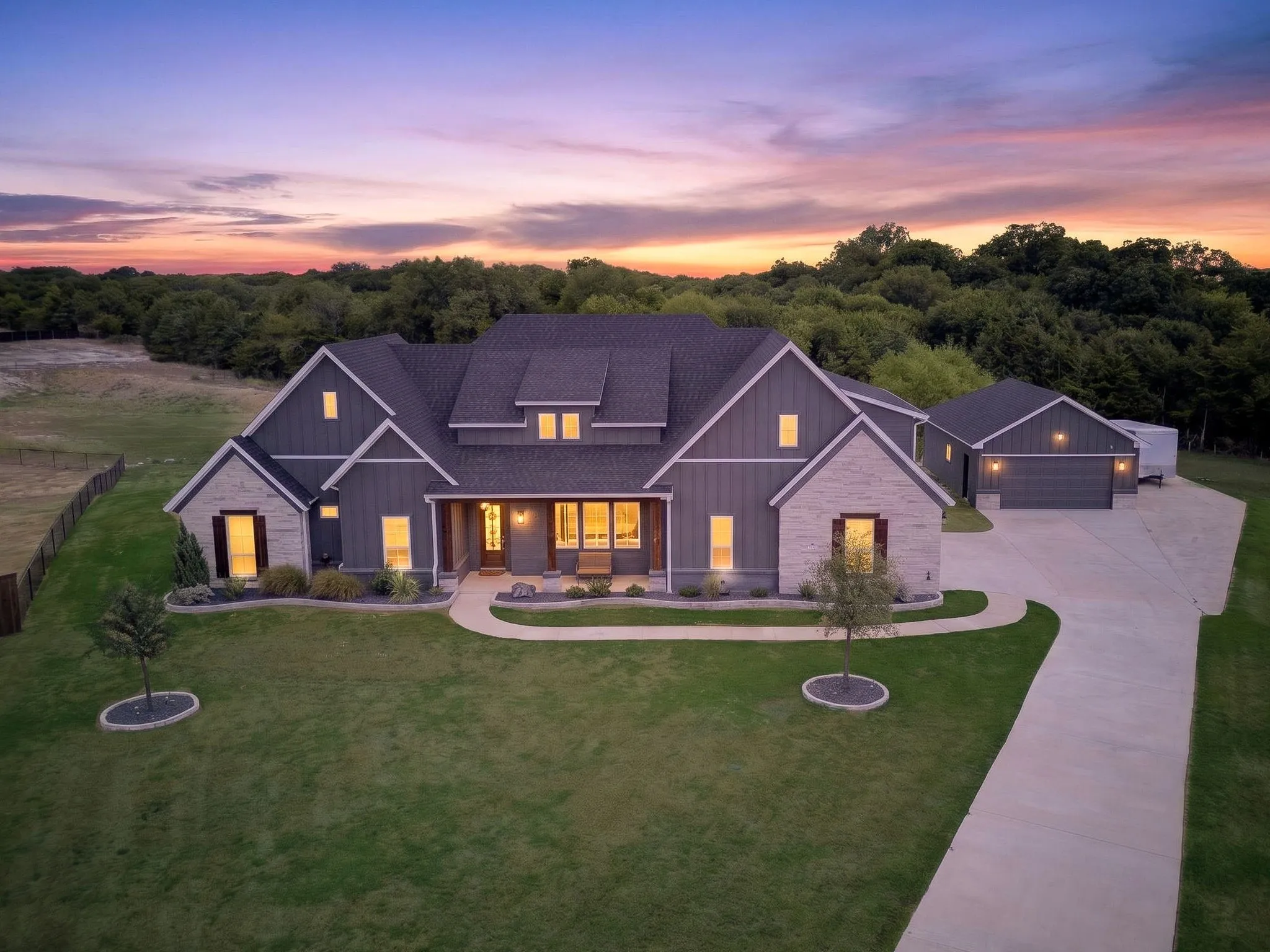 Single Family Residence For Sale in Ellis County , 10 Tamminga Trail, Waxahachie, Texas 75167, 5 Bedroom, 5 Bathroom, 7 Garage spaces, 3,740 Sqft, built in 2021, mls#21370512, Real Estate Agent in Waxahachie, Homes For Sale in Ellis county, Homes For Sale in Waxahachie, Realtor in Waxahachie Texas, Real Estate Brokerage Independent Realty Texas, Luminita Cordes Realtor