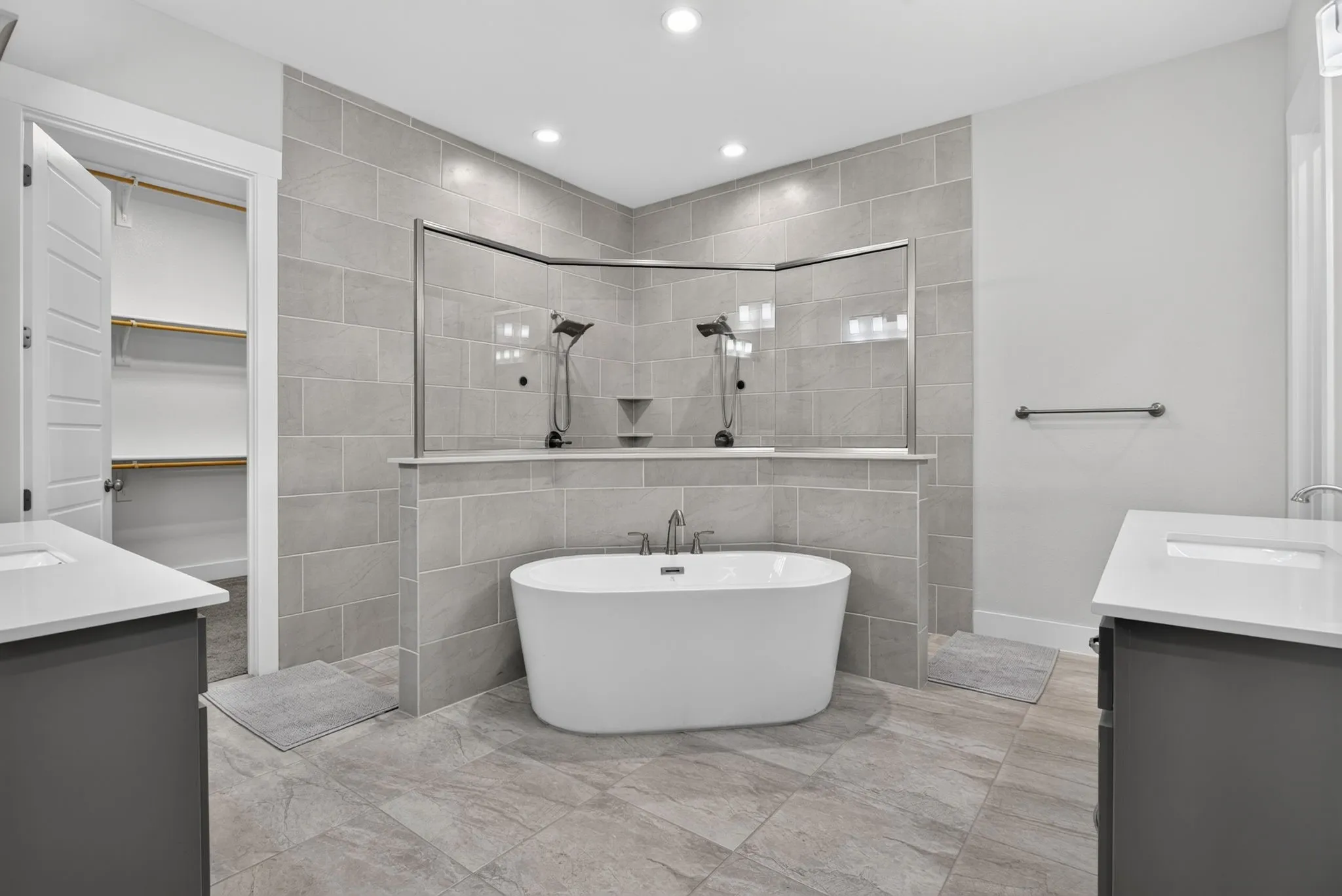 Single Family Residence For Sale in Ellis County , 10 Tamminga Trail, Waxahachie, Texas 75167, 5 Bedroom, 5 Bathroom, 7 Garage spaces, 3,740 Sqft, built in 2021, mls#21370512, Real Estate Agent in Waxahachie, Homes For Sale in Ellis county, Homes For Sale in Waxahachie, Realtor in Waxahachie Texas, Real Estate Brokerage Independent Realty Texas, Luminita Cordes Realtor