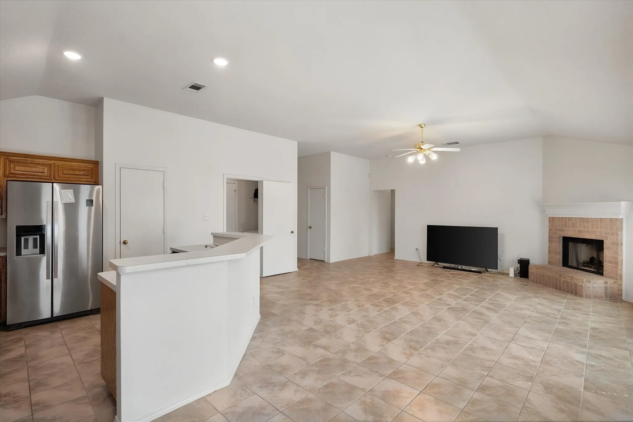 Single Family Residence For Sale in Tarrant County , 8031 Blue Duck Trail, Arlington, Texas 76002, 3 Bedroom, 2 Bathroom, 2 Garage spaces, 1,626 Sqft, built in 2001, mls#21369685, Real Estate Agent in Arlington, Homes For Sale in Tarrant county, Homes For Sale in Arlington, Realtor in Arlington Texas, Real Estate Brokerage Independent Realty Texas, Luminita Cordes Realtor