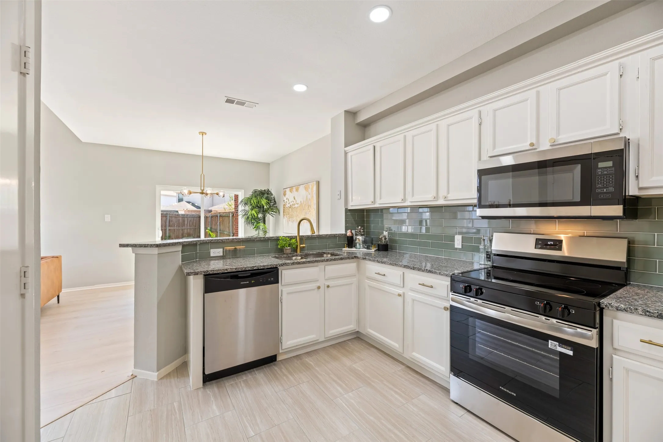 Single Family Residence For Sale in Tarrant County , 1012 Cheddar Court, Arlington, Texas 76017, 3 Bedroom, 3 Bathroom, 2 Garage spaces, 1,577 Sqft, built in 1996, mls#21355183, Real Estate Agent in Arlington, Homes For Sale in Tarrant county, Homes For Sale in Arlington, Realtor in Arlington Texas, Real Estate Brokerage Independent Realty Texas, Luminita Cordes Realtor