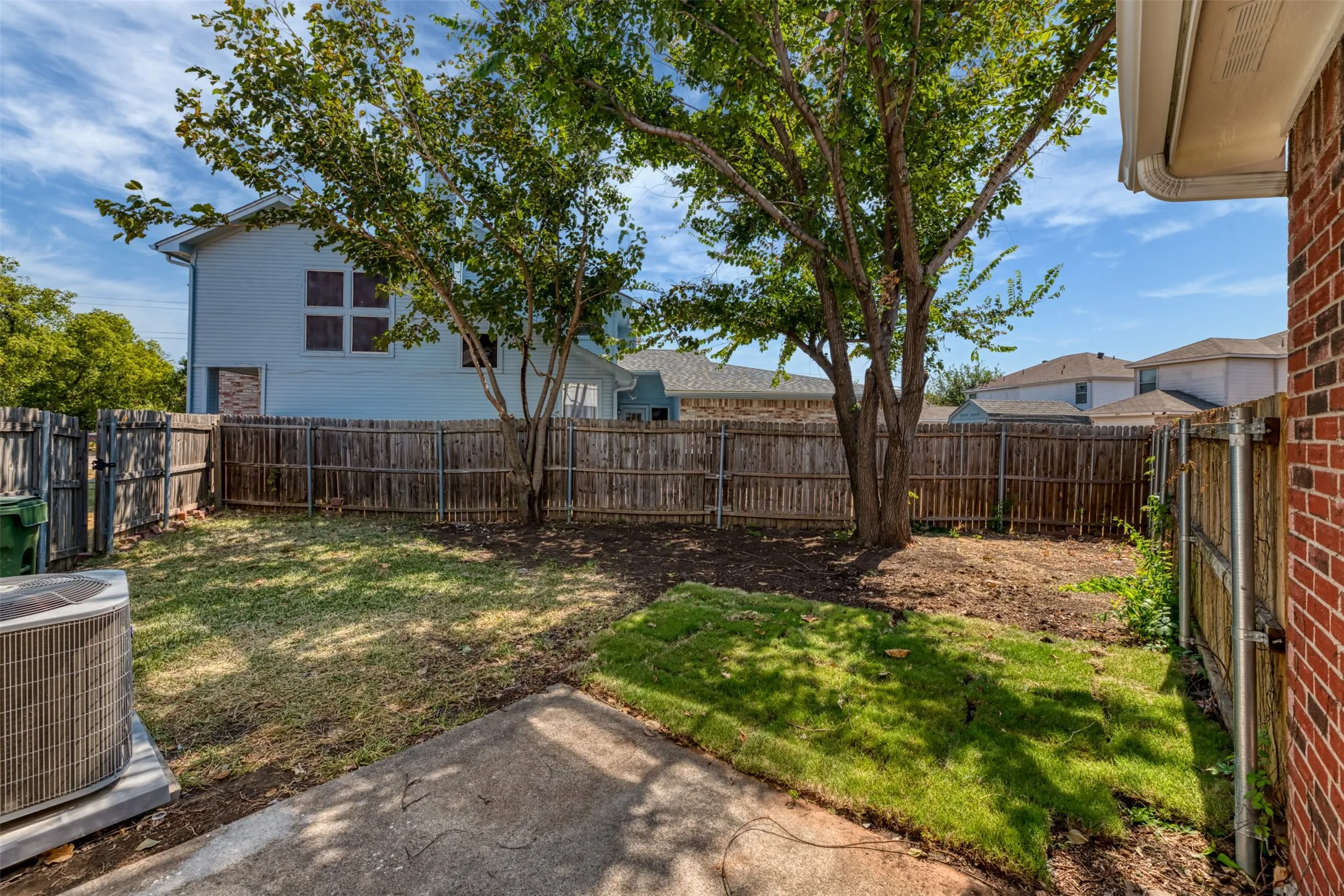 Single Family Residence For Sale in Tarrant County , 1012 Cheddar Court, Arlington, Texas 76017, 3 Bedroom, 3 Bathroom, 2 Garage spaces, 1,577 Sqft, built in 1996, mls#21355183, Real Estate Agent in Arlington, Homes For Sale in Tarrant county, Homes For Sale in Arlington, Realtor in Arlington Texas, Real Estate Brokerage Independent Realty Texas, Luminita Cordes Realtor