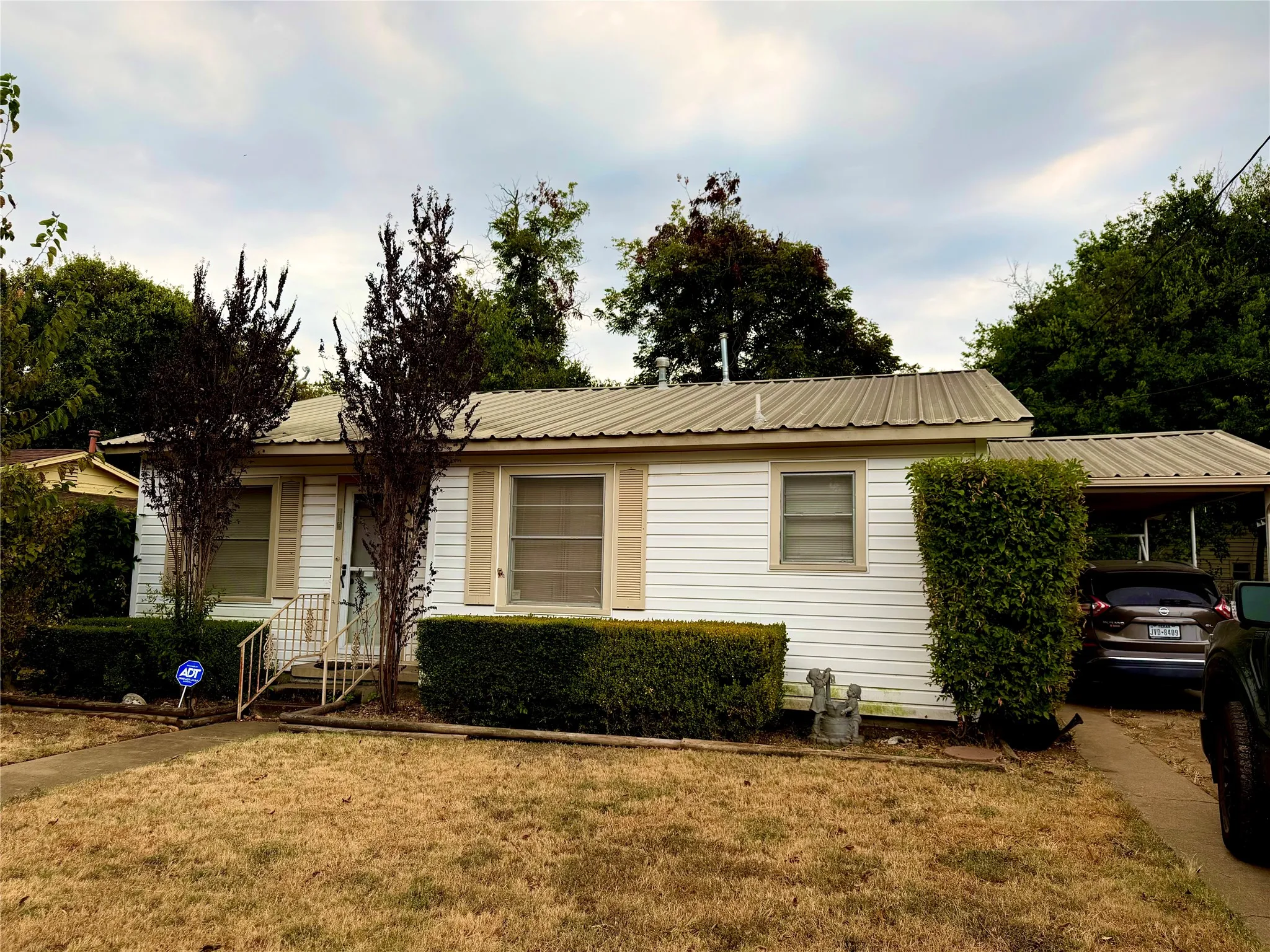 Single Family Residence For Sale in Johnson County , 113 Moon Street, Cleburne, Texas 76033, 3 Bedroom, 2 Bathroom, 4 Garage spaces, 1,298 Sqft, built in 1951, mls#21372822, Real Estate Agent in Cleburne, Homes For Sale in Johnson county, Homes For Sale in Cleburne, Realtor in Cleburne Texas, Real Estate Brokerage Independent Realty Texas, Luminita Cordes Realtor