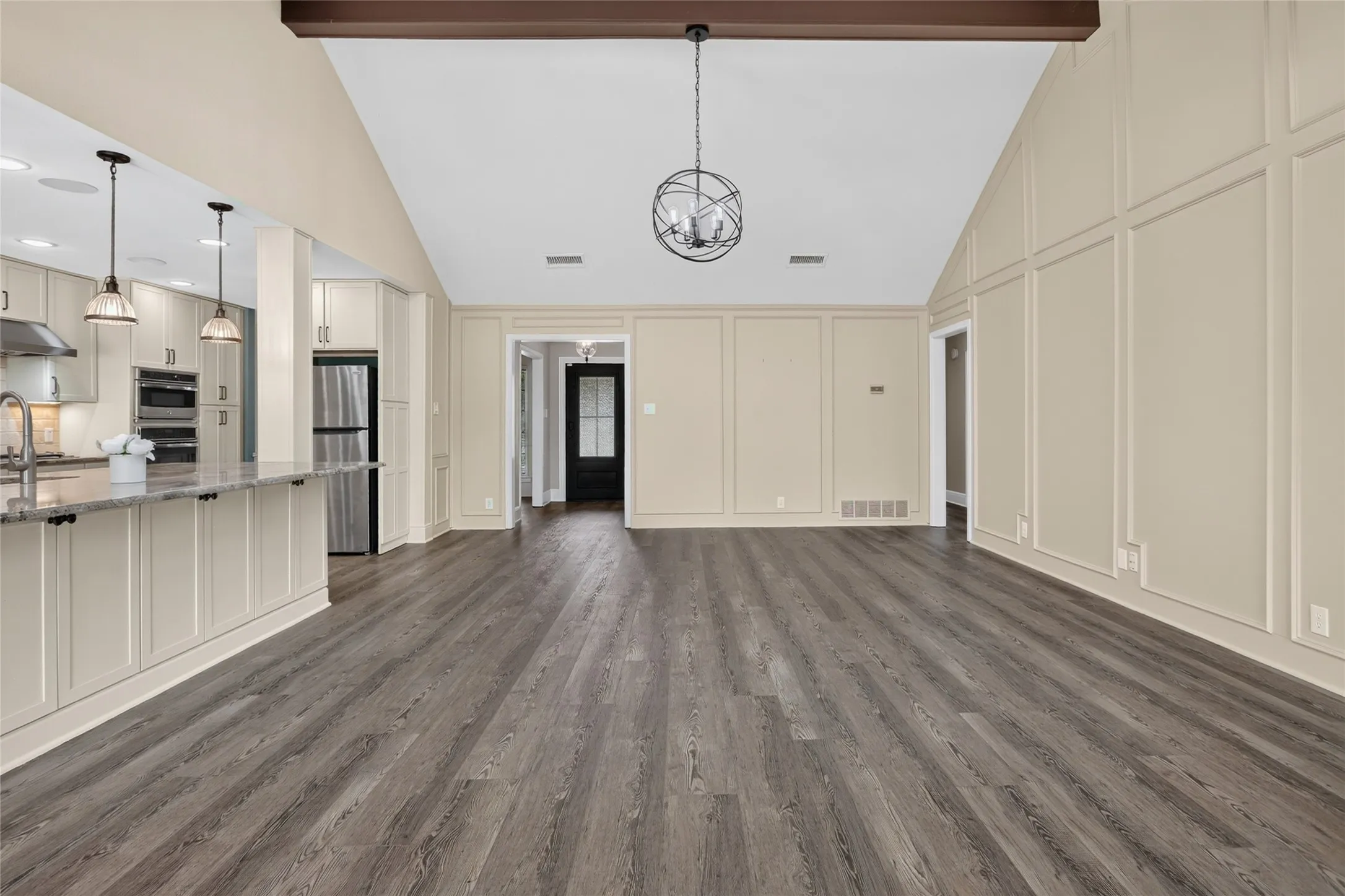 Single Family Residence For Rent in Tarrant County , 1400 Emerald Circle, Southlake, Texas 76092, 5 Bedroom, 4 Bathroom, 2 Garage spaces, 3,576 Sqft, built in 1984, mls#21371192, Real Estate Agent in Southlake, Homes For Rent in Tarrant county, Homes For Rent in Southlake, Realtor in Southlake Texas, Real Estate Brokerage Independent Realty Texas, Luminita Cordes Realtor